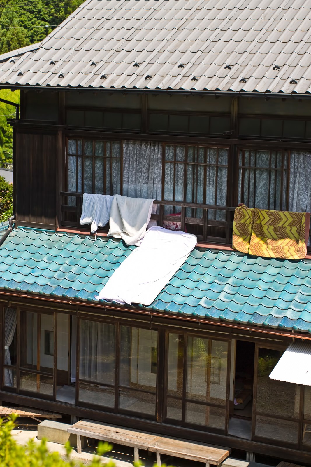 布団を干す民家|ぱくたそフリー写真素材 布団を干す民家|ぱくたそフリー写真素材