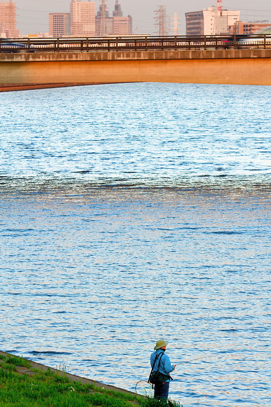 夕方の釣り人と街並み夕方の釣り人と街並み