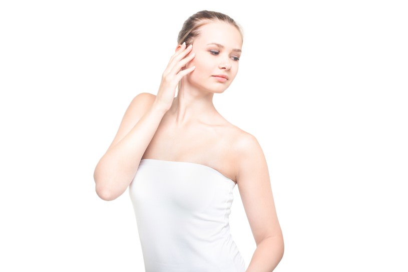 視線を逸しポーズをとる美しい女声（美容・エステ）