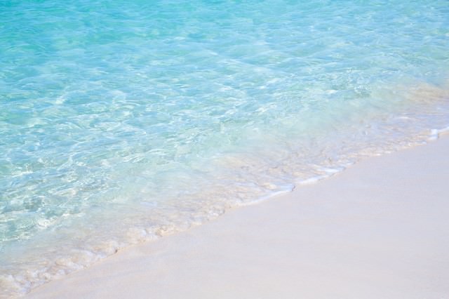 透き通る海と波打ち際