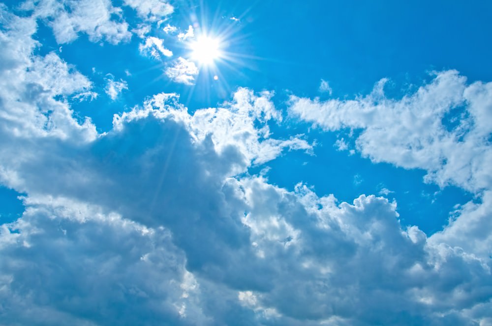 雲と気持ちの良い日差し｜フリー写真素材・無料ダウンロード-ぱくたそ