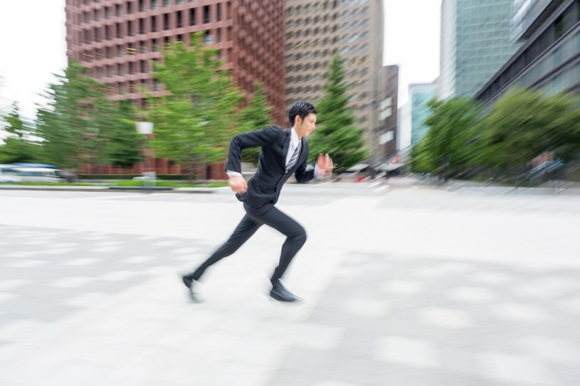 駆け抜けるビジネスマン