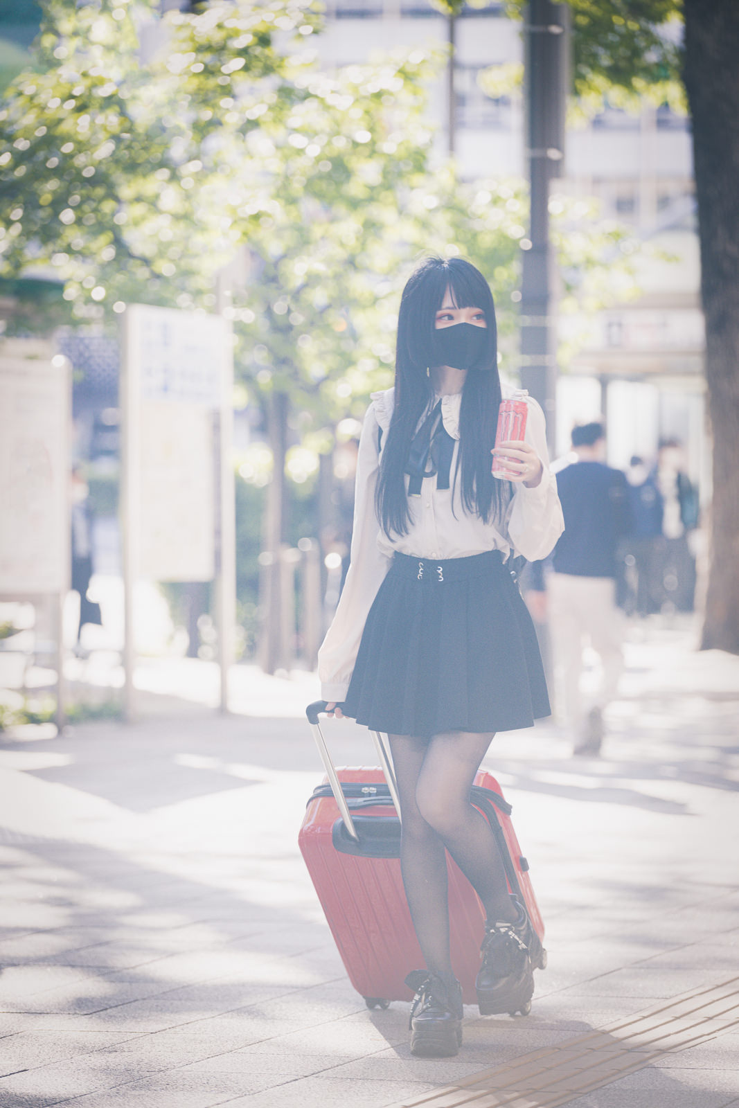 地方からキャリーケースを持って都内出てきた女子のフリー素材