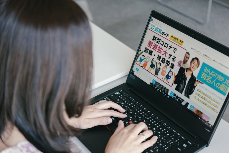 副業をテーマにした企画 第1弾 占い師と在宅副業の女性 ぱくたそ 副業をテーマにした企画 第1弾 占い師と在宅副業の女性 ぱくたそ