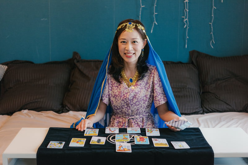 副業をテーマにした企画 第1弾 占い師と在宅副業の女性 ぱくたそ 副業をテーマにした企画 第1弾 占い師と在宅副業の女性 ぱくたそ