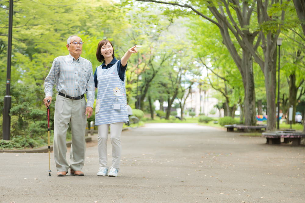 高齢者 老人 と介護士の女性の写真素材 ぱくたそ