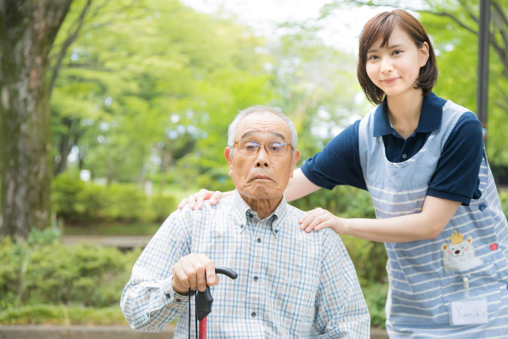 高齢のお爺さんと女性介護士の様子 ぱくたそ