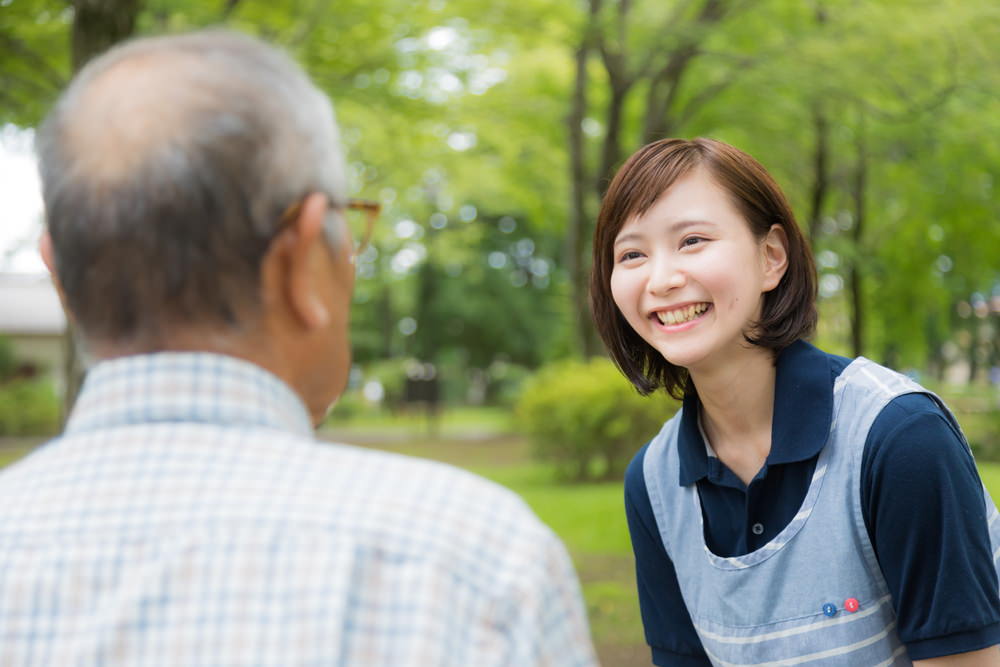 高齢者 老人 と介護士の女性の写真素材 ぱくたそ