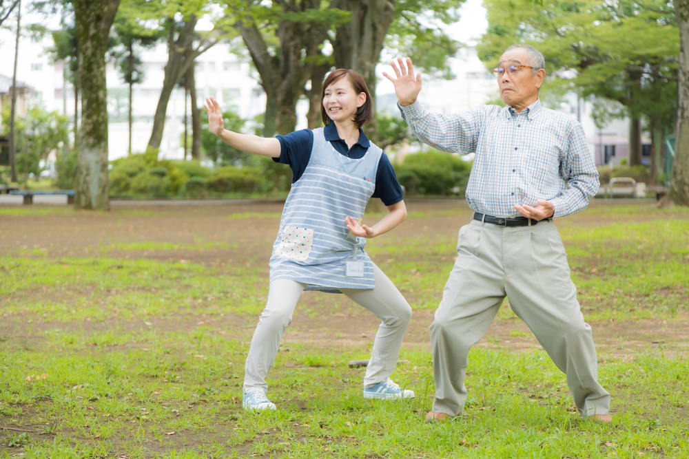 高齢のお爺さんと女性介護士の様子 ぱくたそ