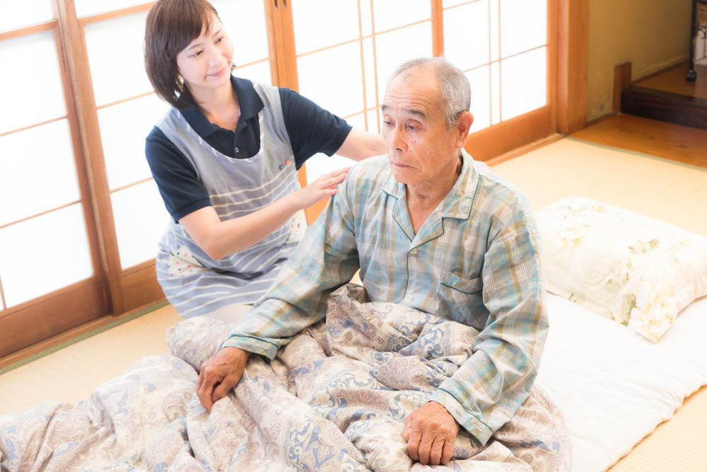 高齢者（老人）と介護士の女性の写真素材 ぱくたそ