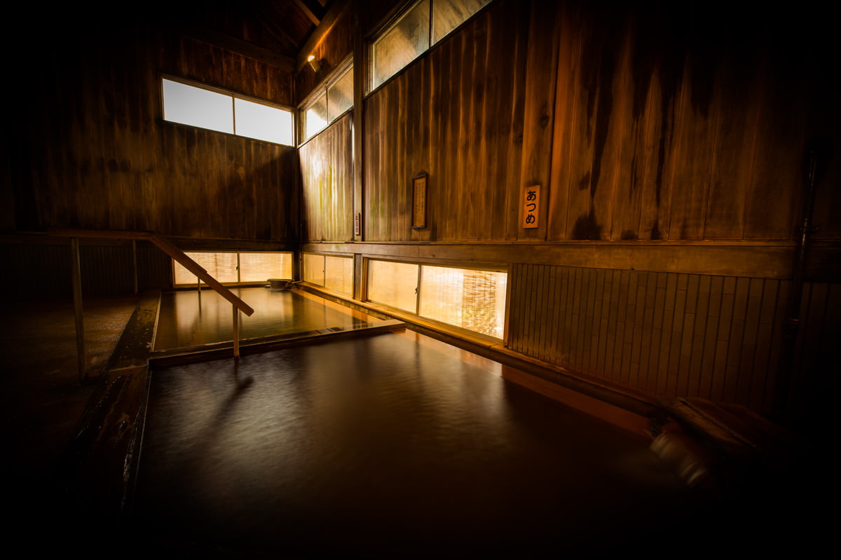 平湯館の内風呂は、総檜の贅沢な造り