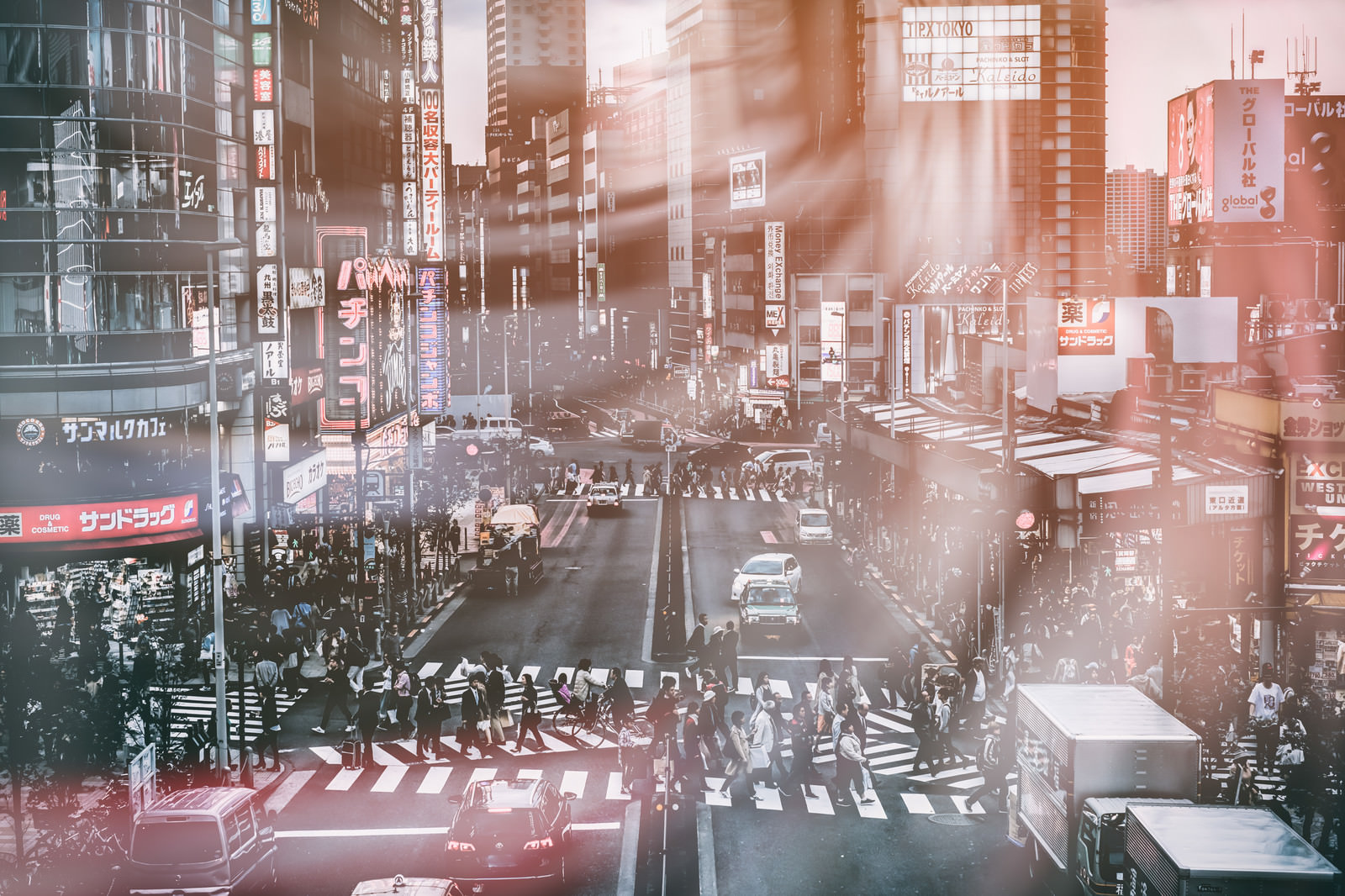 「横断歩道を横断する人混み | フリー素材のぱくたそ」の写真
