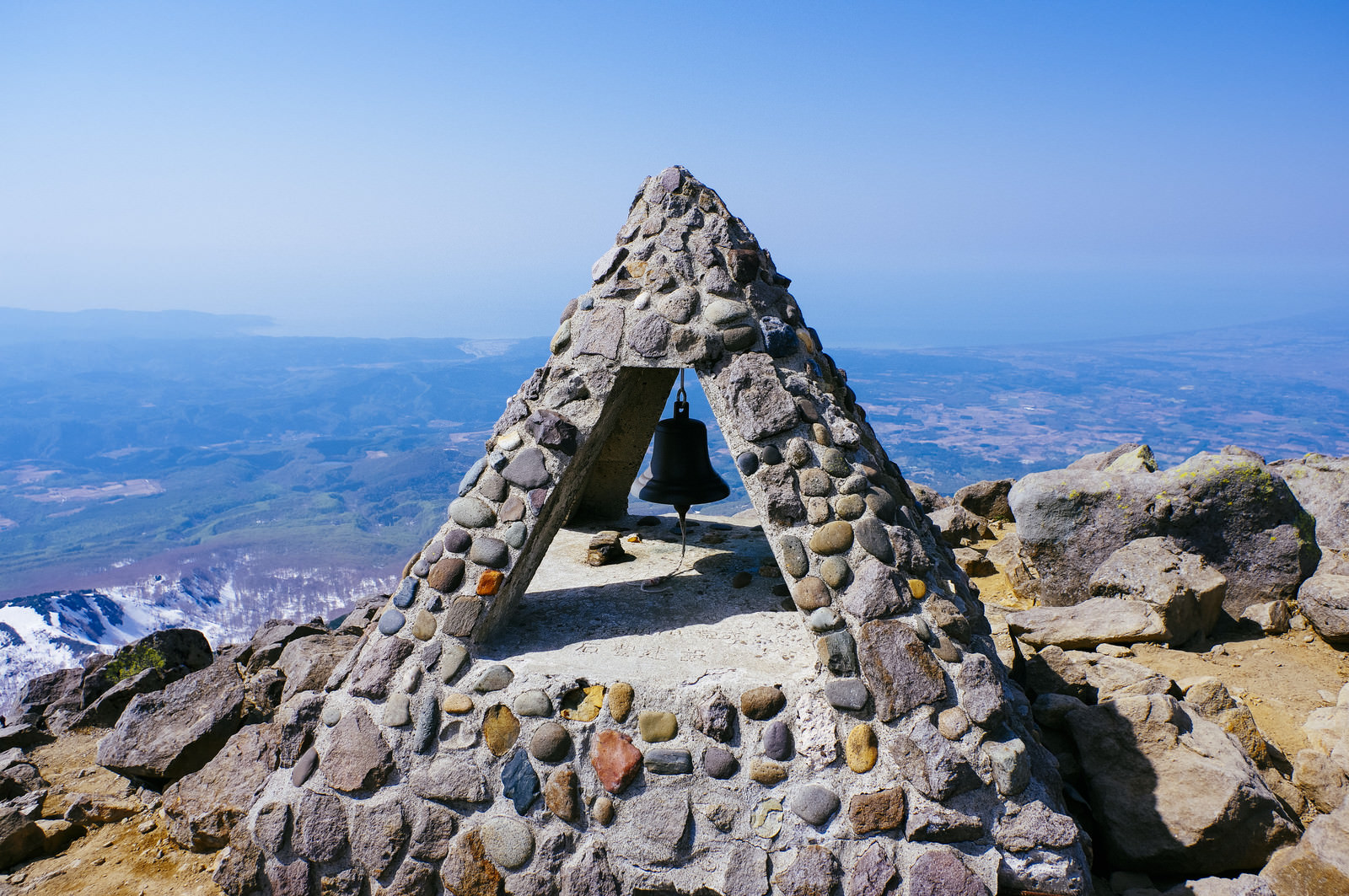 「岩木山山頂の碑 | フリー素材のぱくたそ」の写真