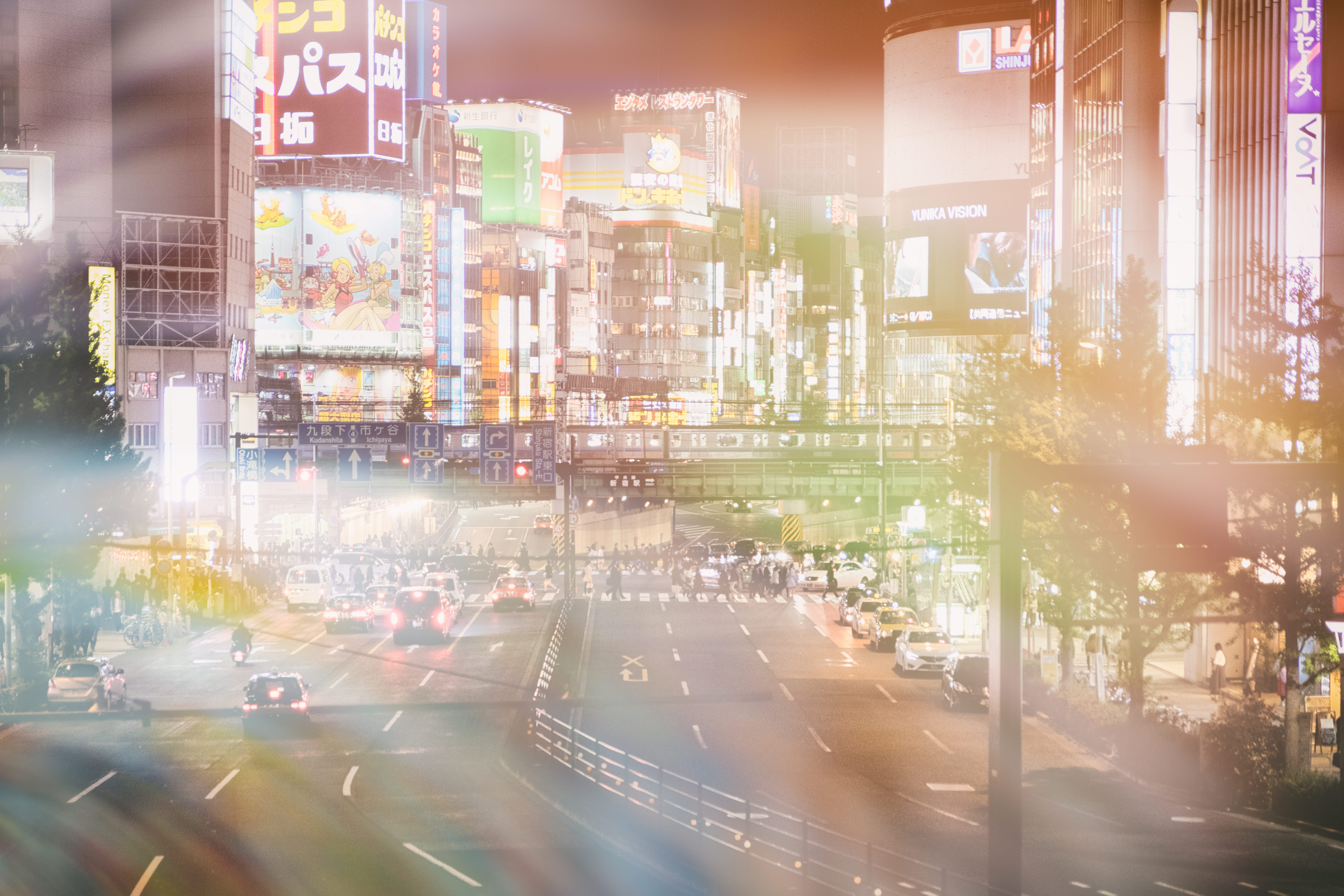 新宿大ガード越しに見る繁華街のネオン フォトモンタージュ の写真素材 ぱくたそ
