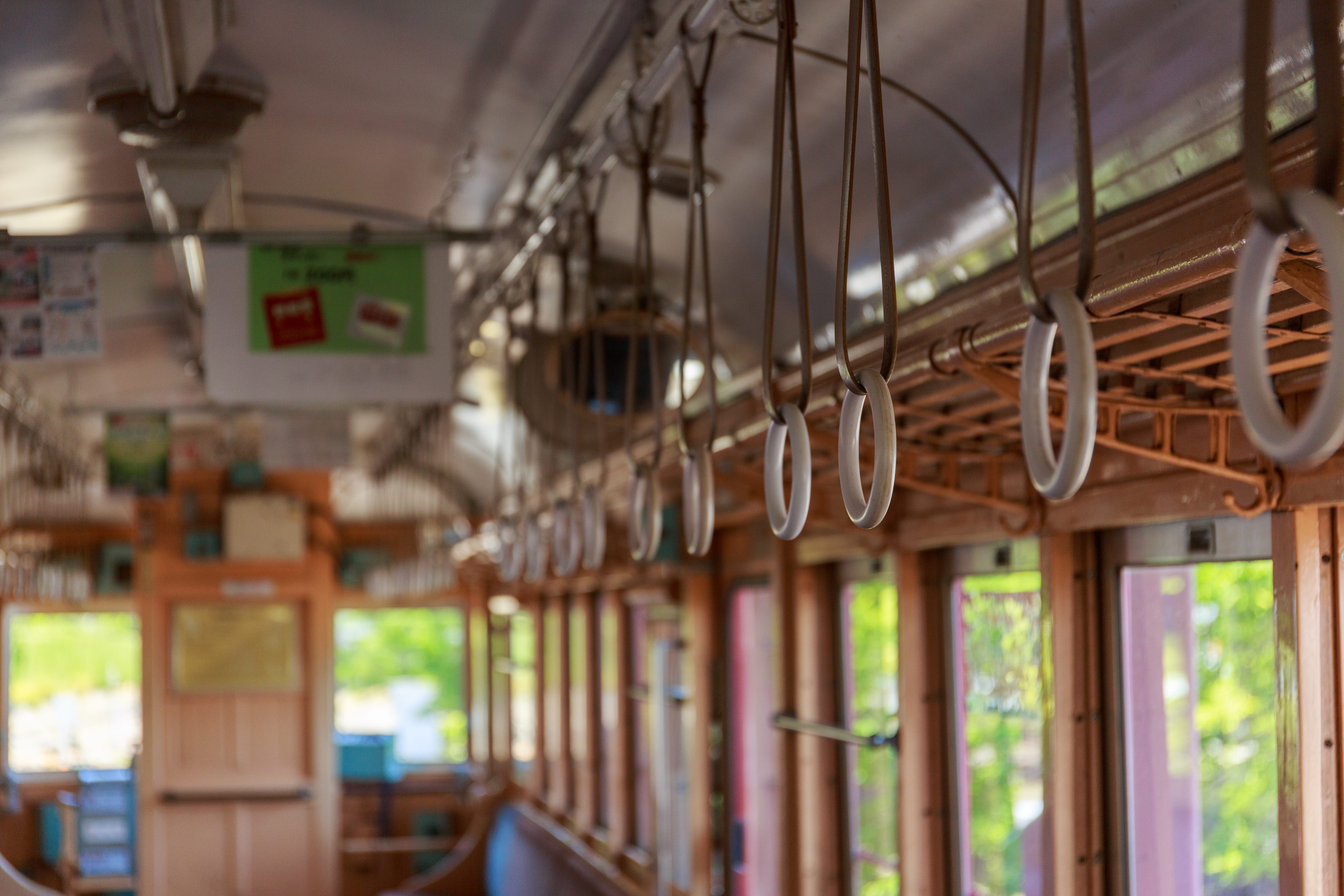 レトロ電車の吊革の写真素材 ぱくたそ