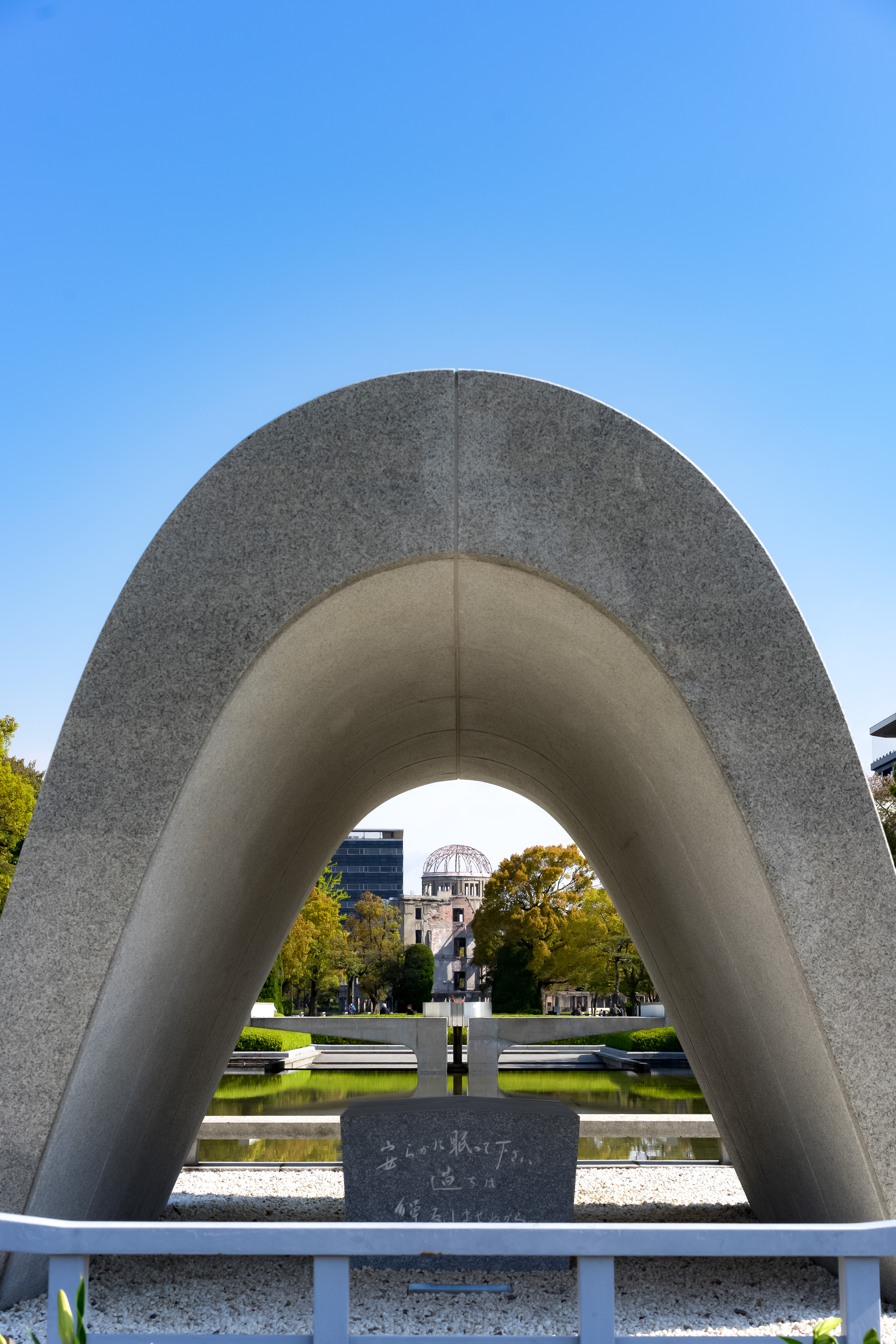 広島平和記念公園の原爆死没者慰霊碑の写真を無料ダウンロード フリー素材 ぱくたそ