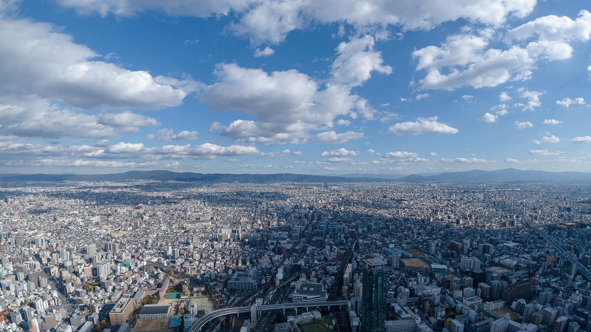 あべのハルカスからの眺めと街並みに映る雲の影のフリー素材 - ぱくたそ