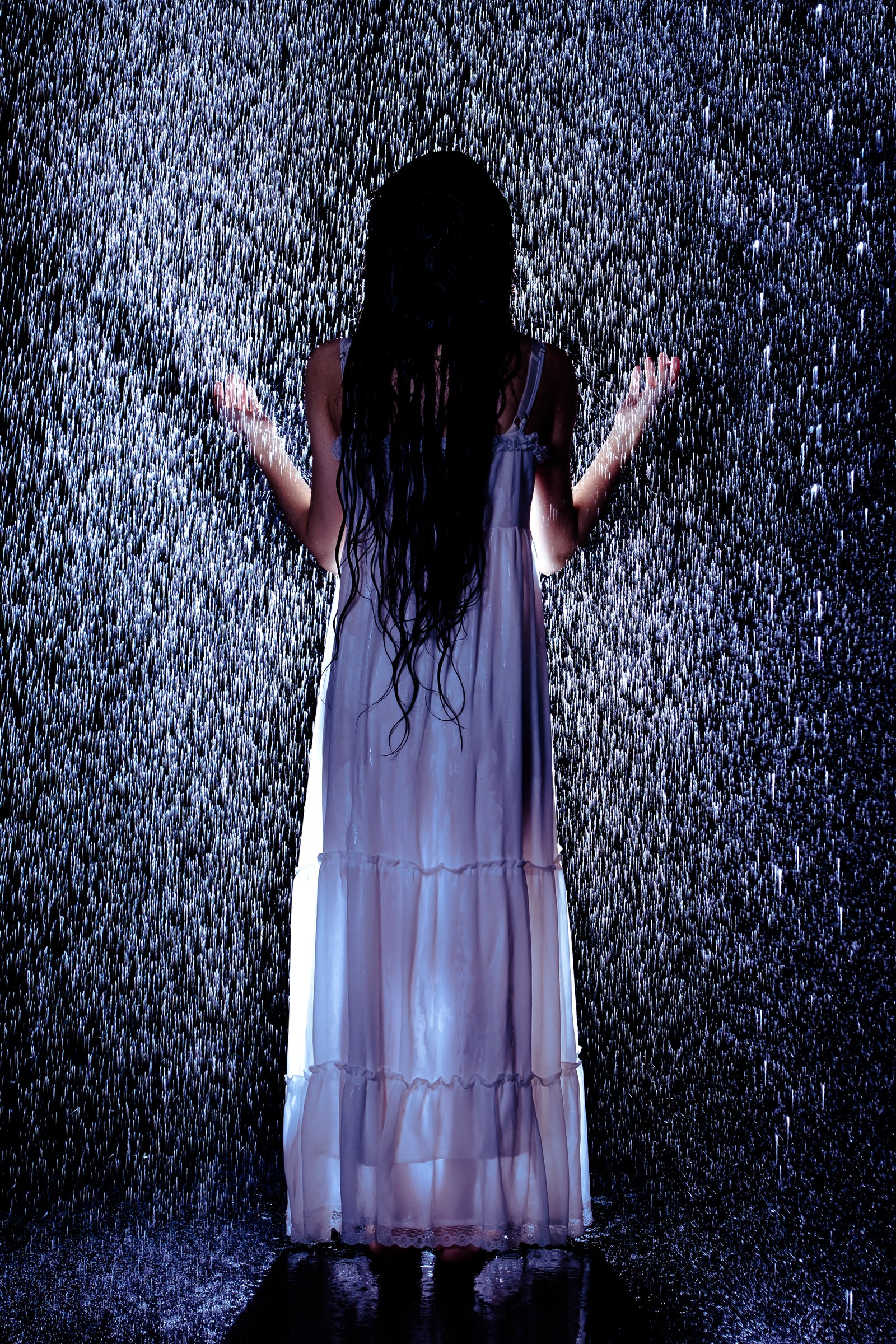 雨に打たれる女性の後姿の写真を無料ダウンロード（フリー素材） ぱくたそ