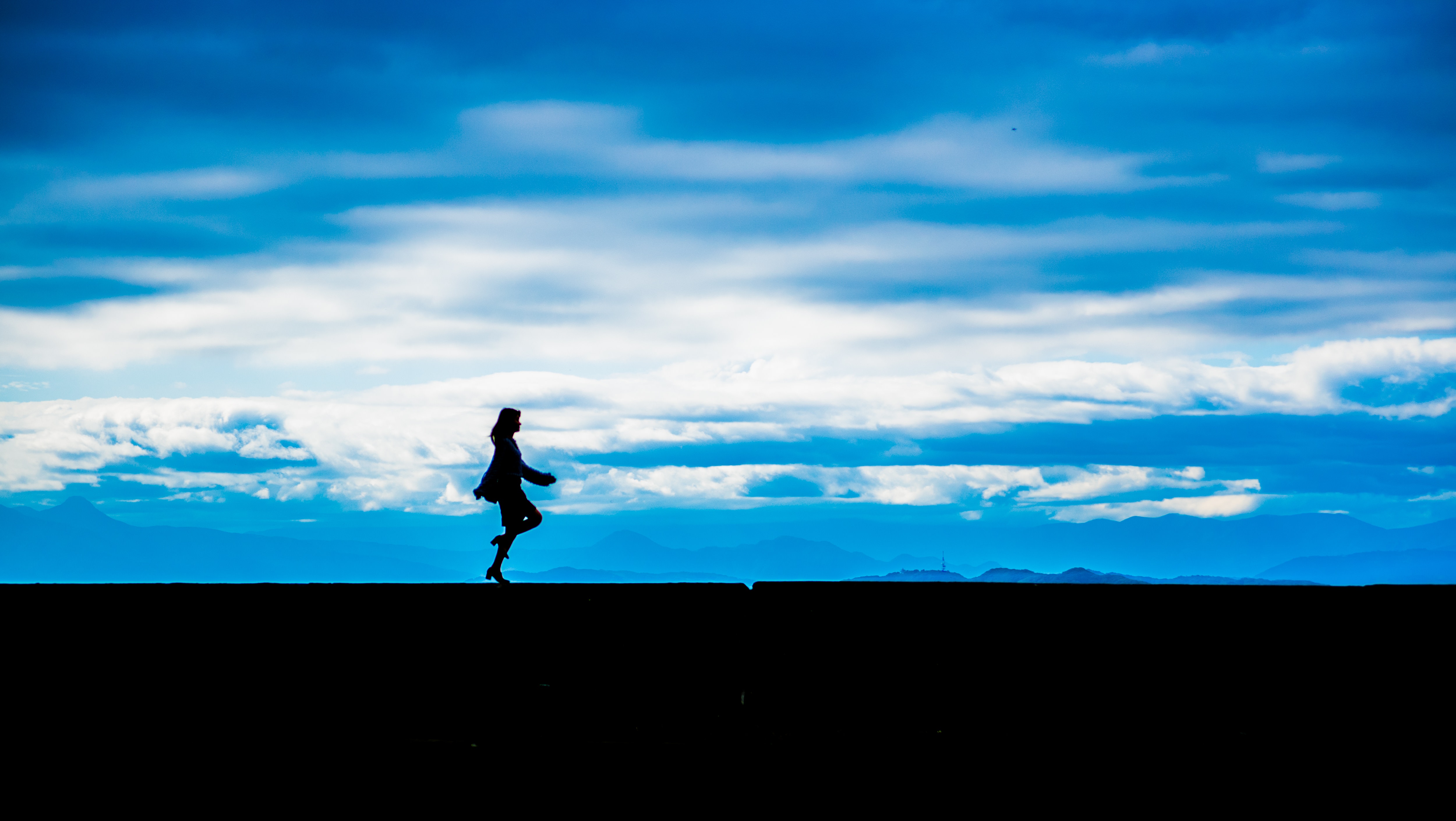 軽やかなステップの女性のシルエットの写真素材 ぱくたそ