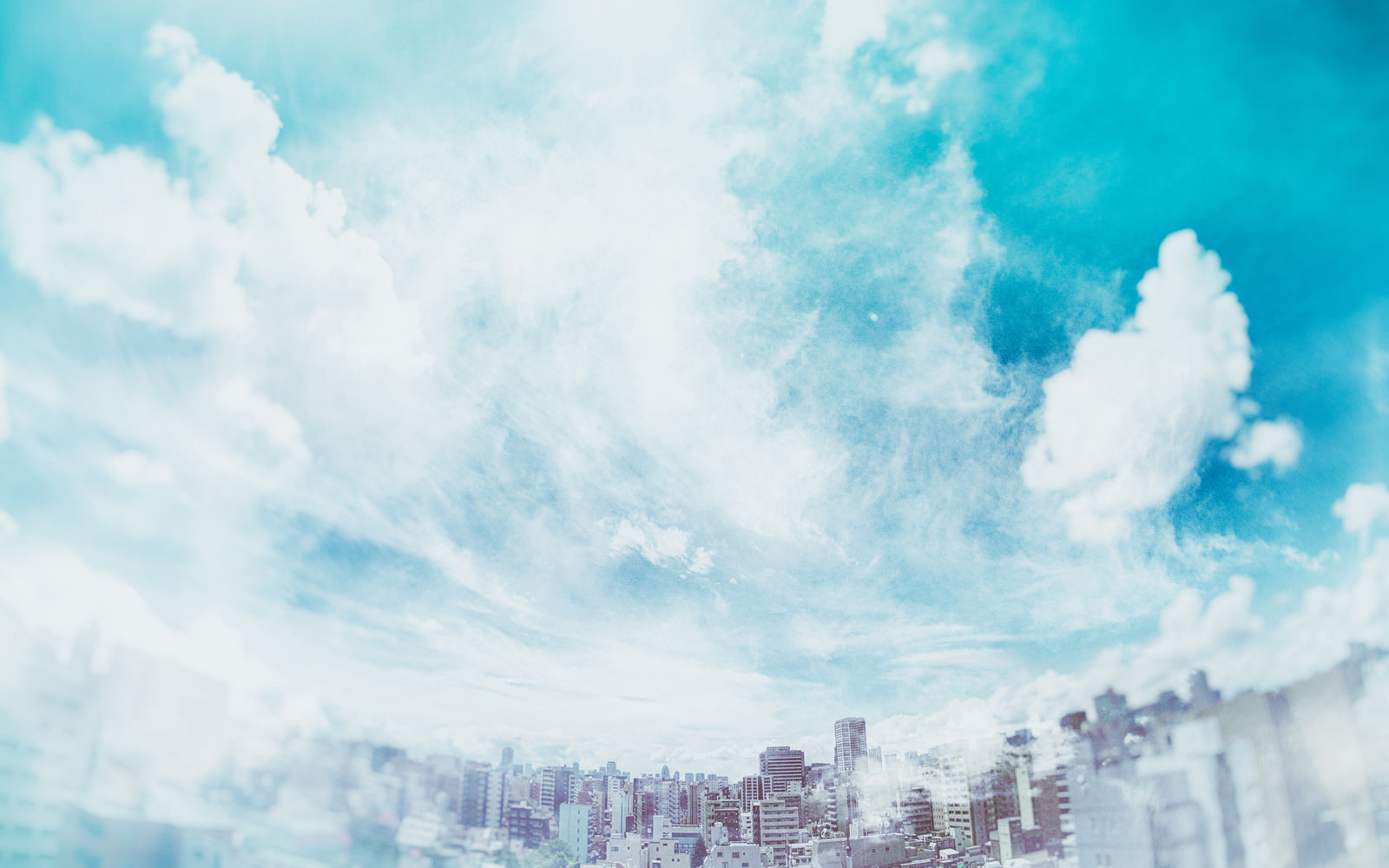 「積乱雲に包まれる都市（フォトモンタージュ） | フリー素材のぱくたそ」の写真