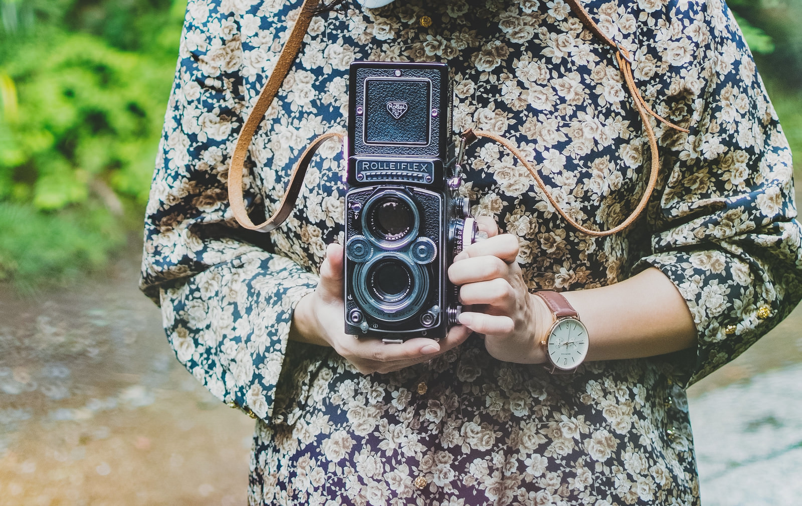 レトロなフィルムカメラを持った女性の写真を無料ダウンロード フリー素材 ぱくたそ