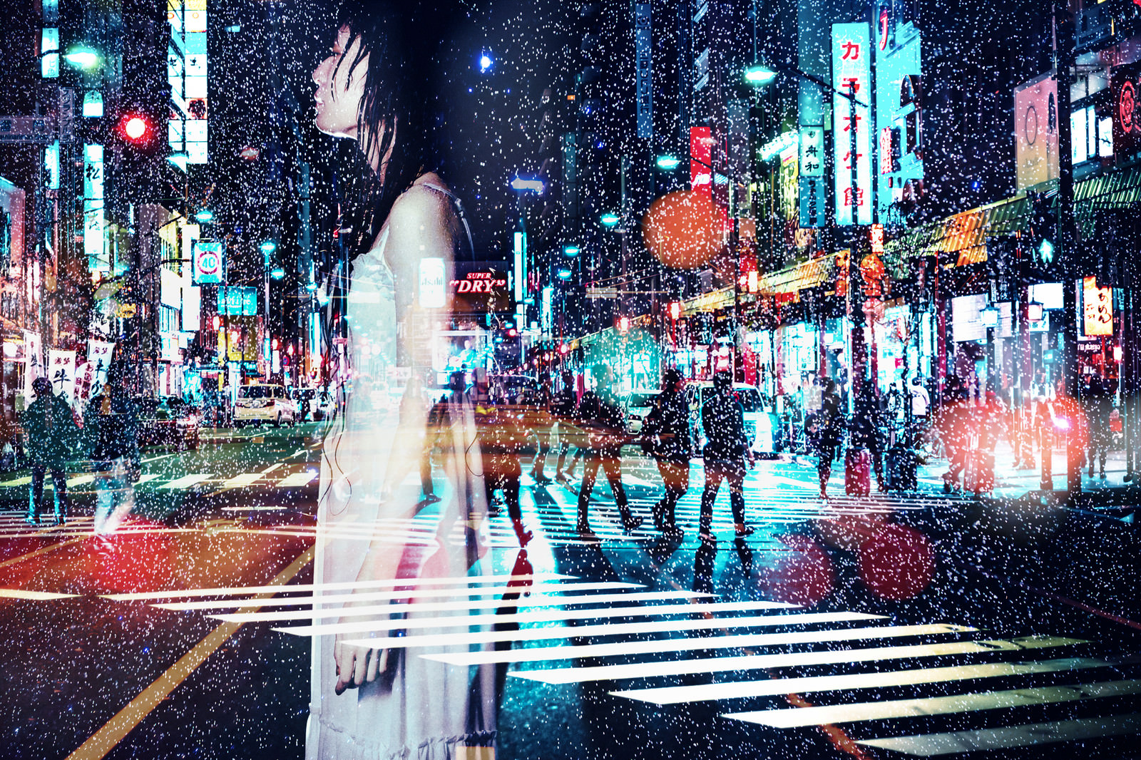 雨に打たれる女性と夜 フォトモンタージュ の写真素材 ぱくたそ