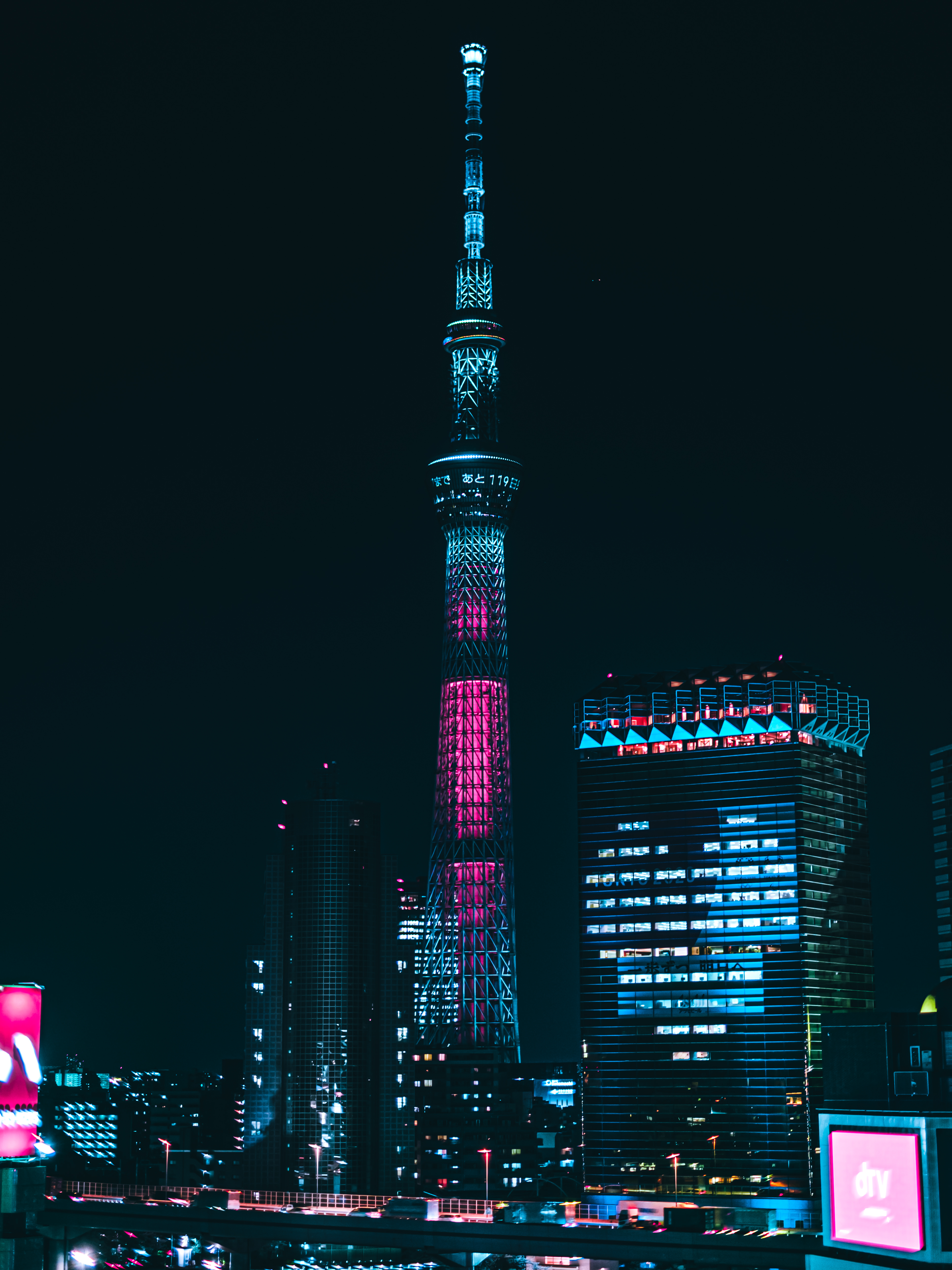 ライトアップされたハートのビルと東京スカイツリーの写真素材 ぱくたそ