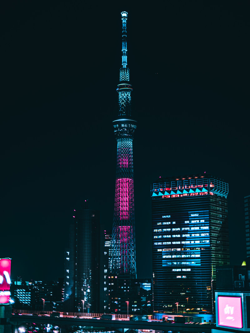 「ライトアップされたハートのビルと東京スカイツリー | フリー素材のぱくたそ」の写真