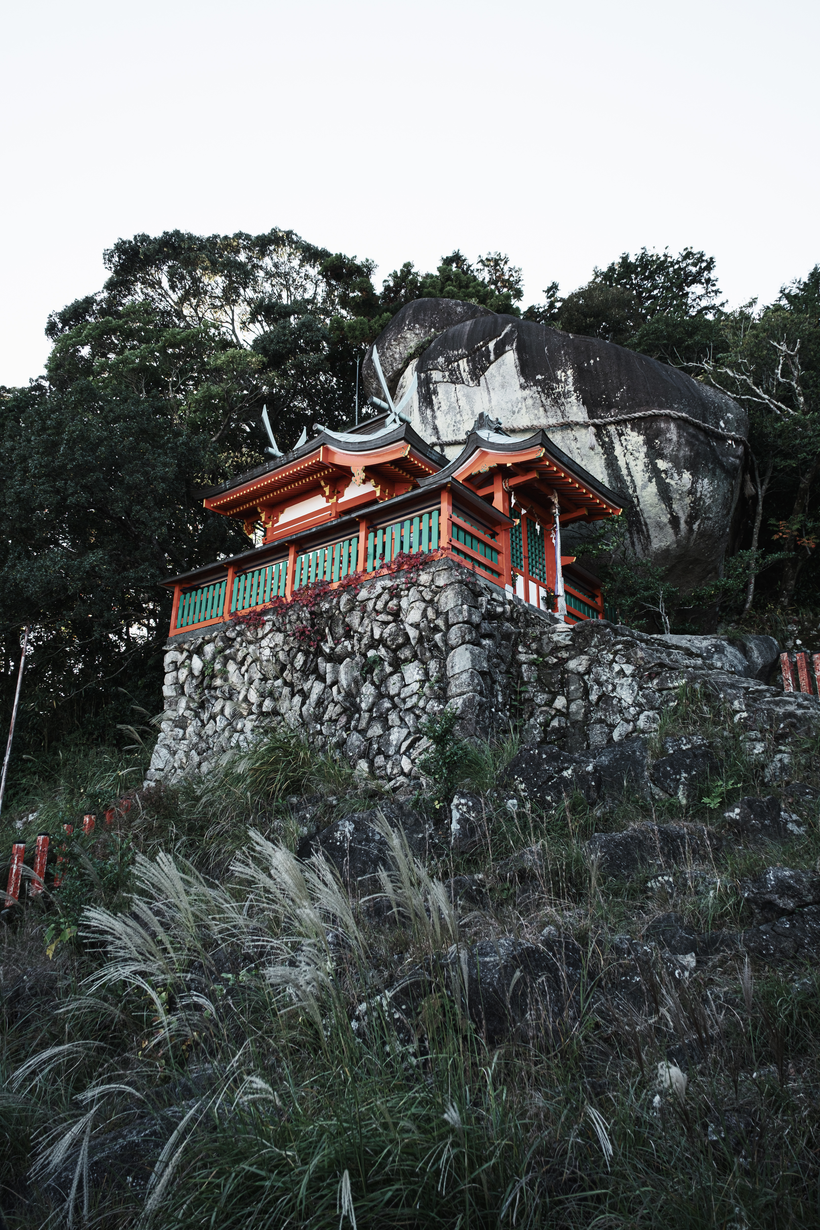 石垣の上に聳える神倉神社とゴトビキ岩のフリー素材 ぱくたそ