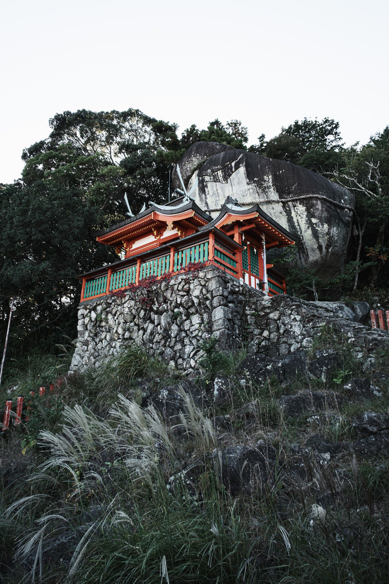 石垣の上に聳える神倉神社とゴトビキ岩の写真を無料ダウンロード フリー素材 ぱくたそ 石垣の上に聳える神倉神社とゴトビキ岩の写真を無料ダウンロード フリー素材 ぱくたそ