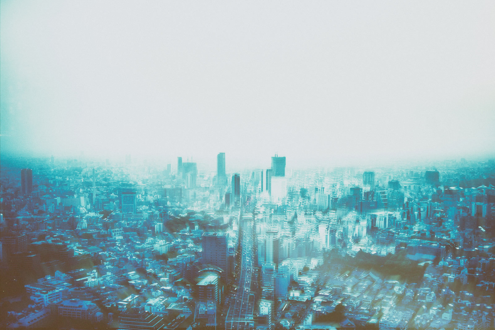 「霞の中に消える街並み」の写真