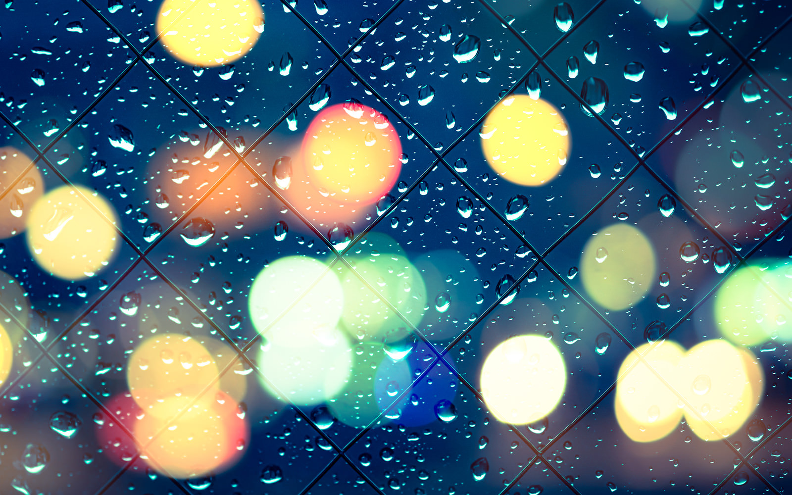 「ネオンの光と窓の水滴」の写真