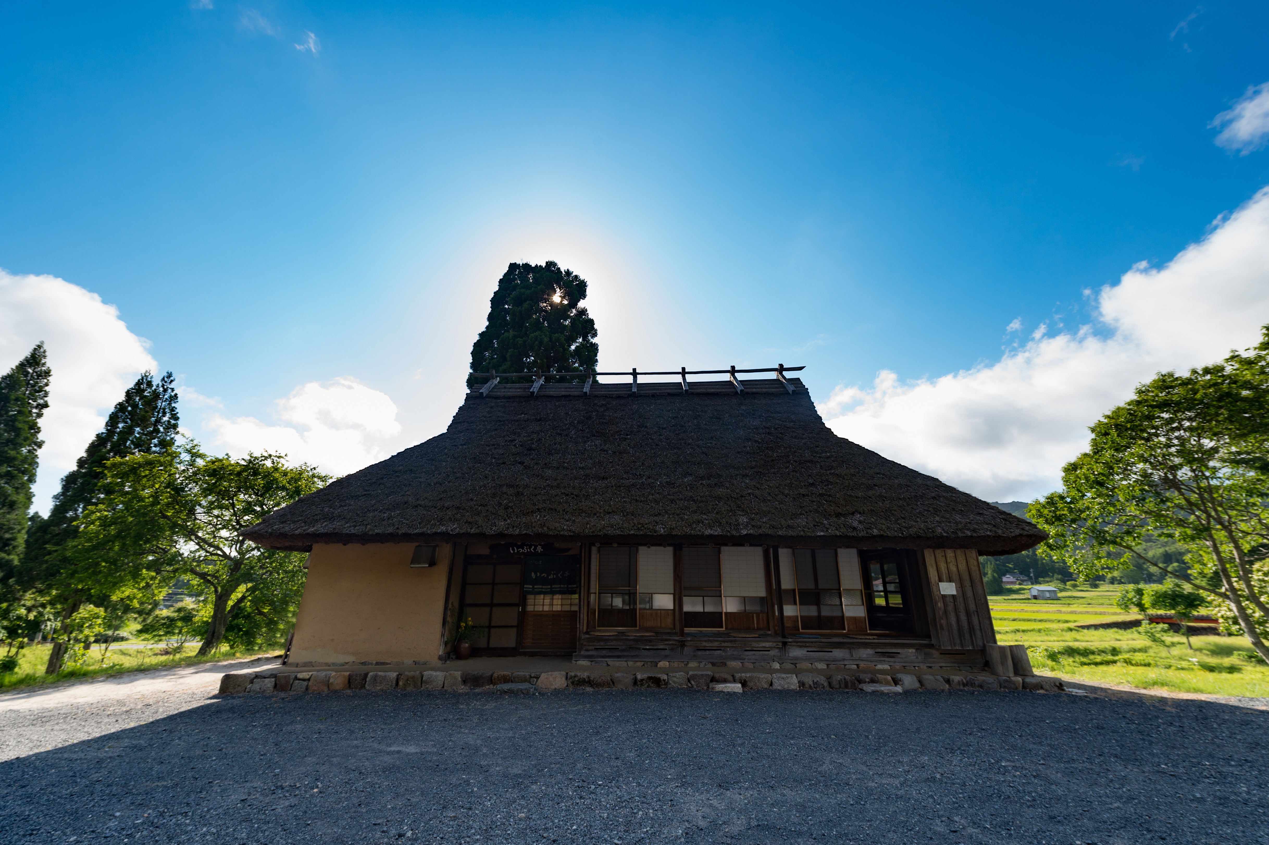 夏の日差しと古民家の写真 画像 を無料ダウンロード フリー素材のぱくたそ 夏の日差しと古民家の写真 画像 を無料ダウンロード フリー素材のぱくたそ