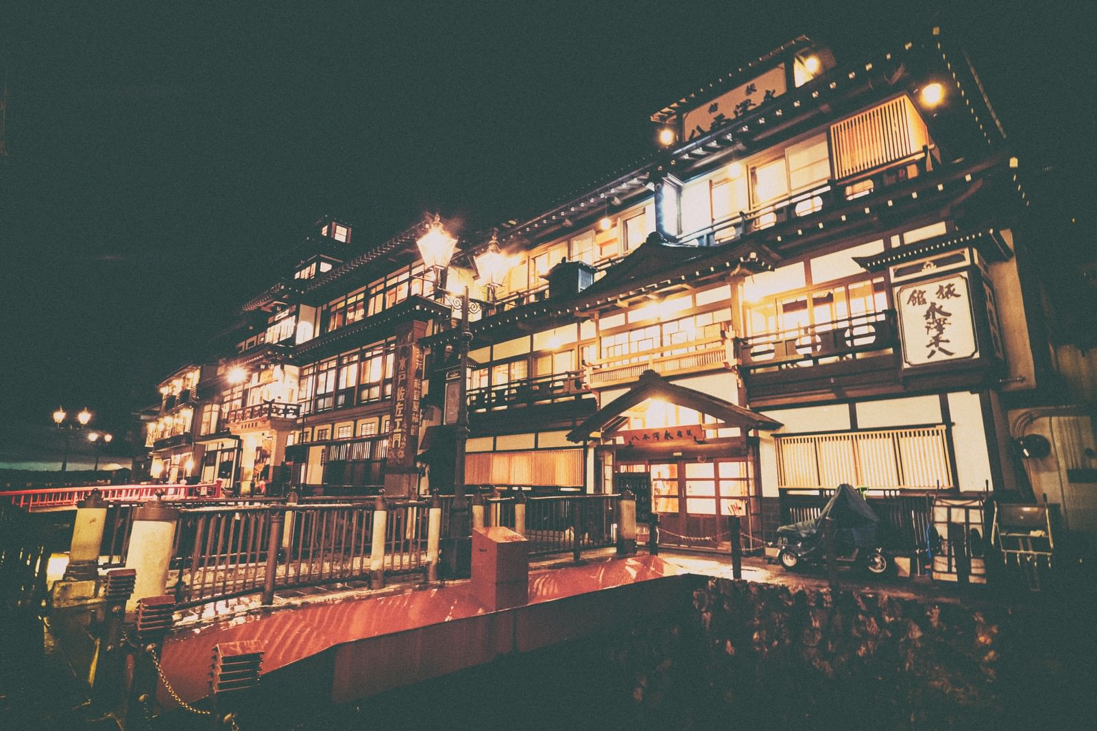 「幻想的なガス灯のともる銀山温泉の旅館」の写真