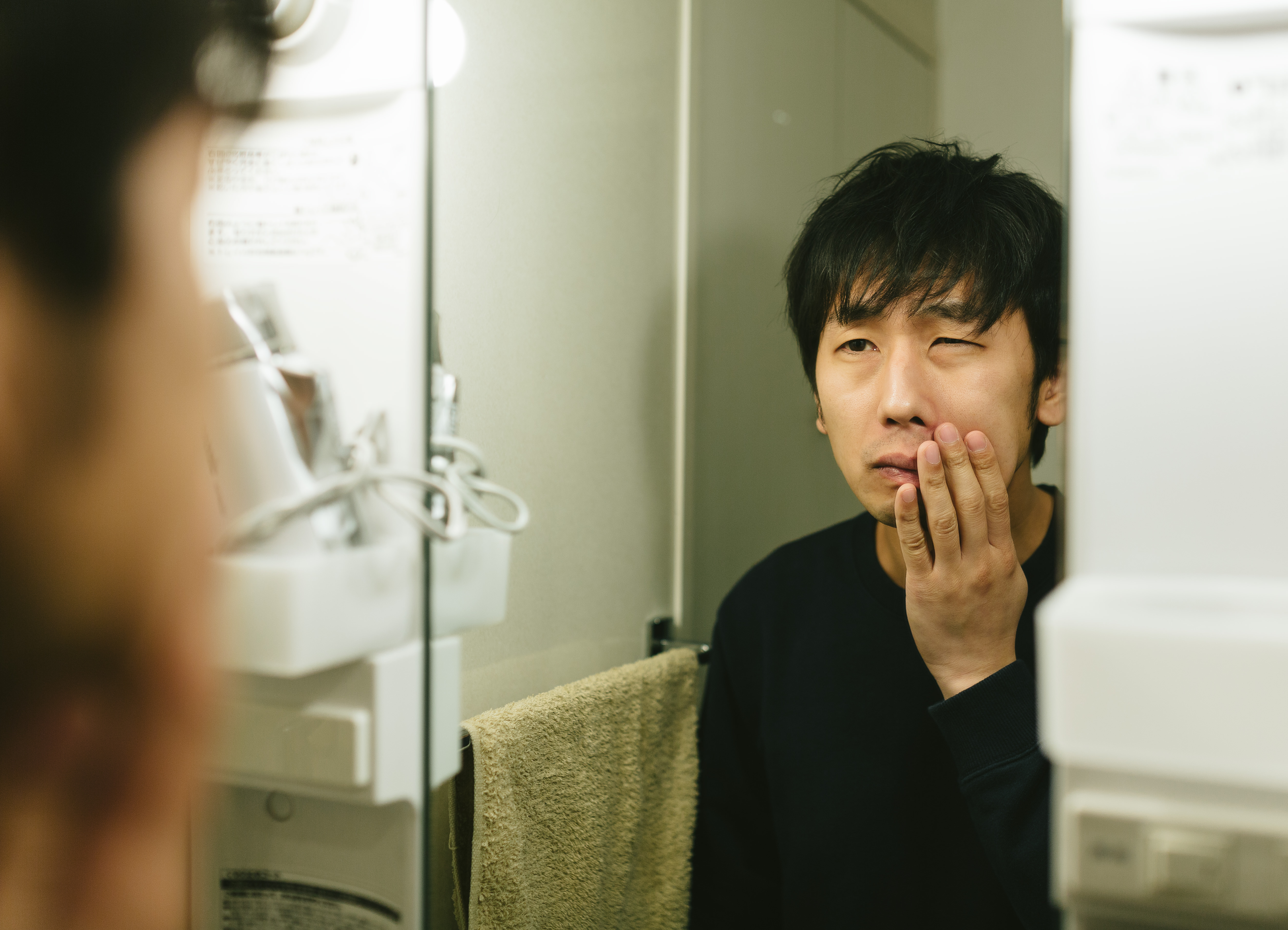 カミソリ負けに悩む敏感肌の男性の写真を無料ダウンロード フリー素材 ぱくたそ カミソリ負けに悩む敏感肌の男性の写真を無料ダウンロード フリー素材 ぱくたそ