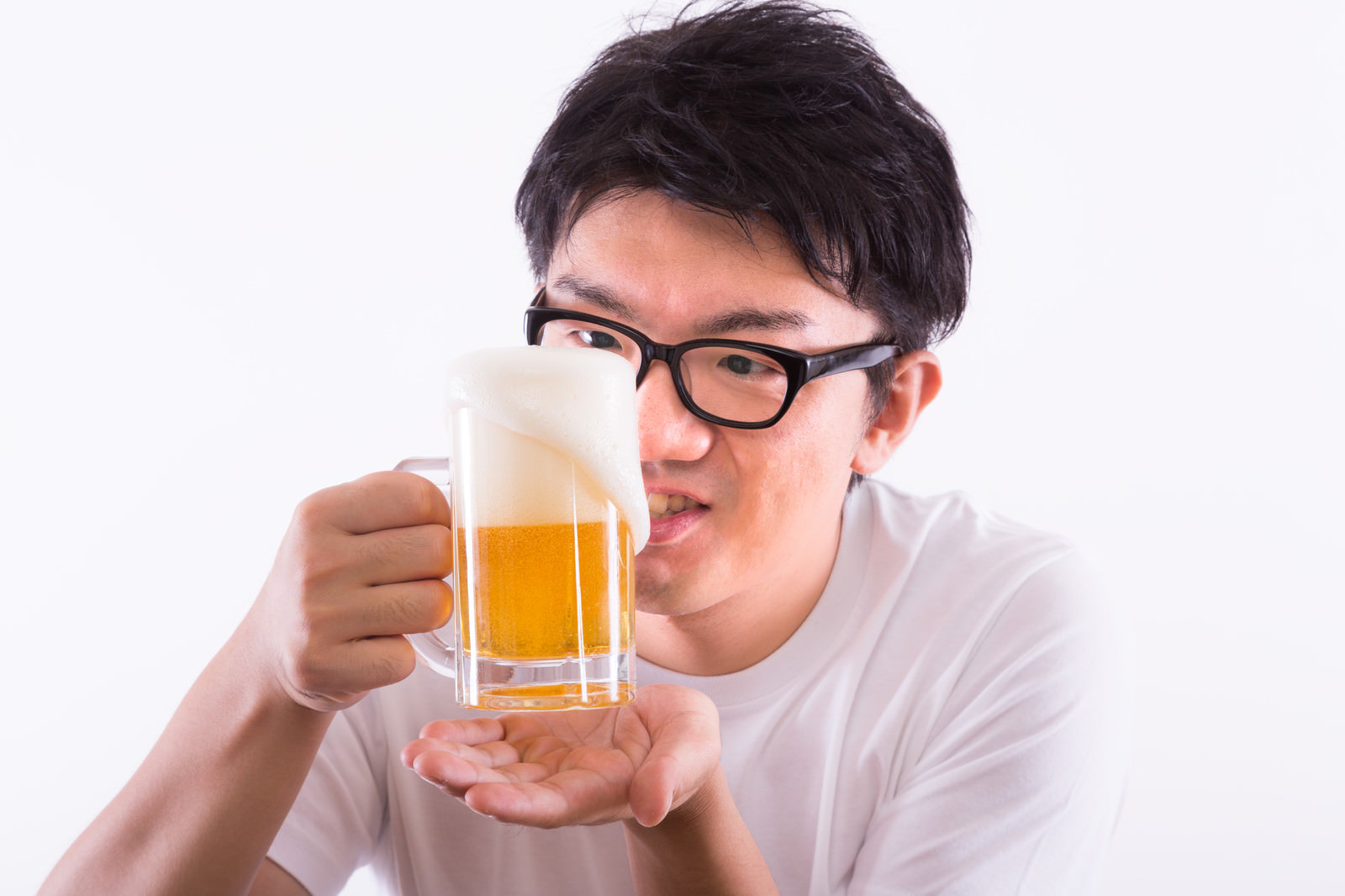 泡が溢れる生ビールの写真を無料ダウンロード フリー素材 ぱくたそ