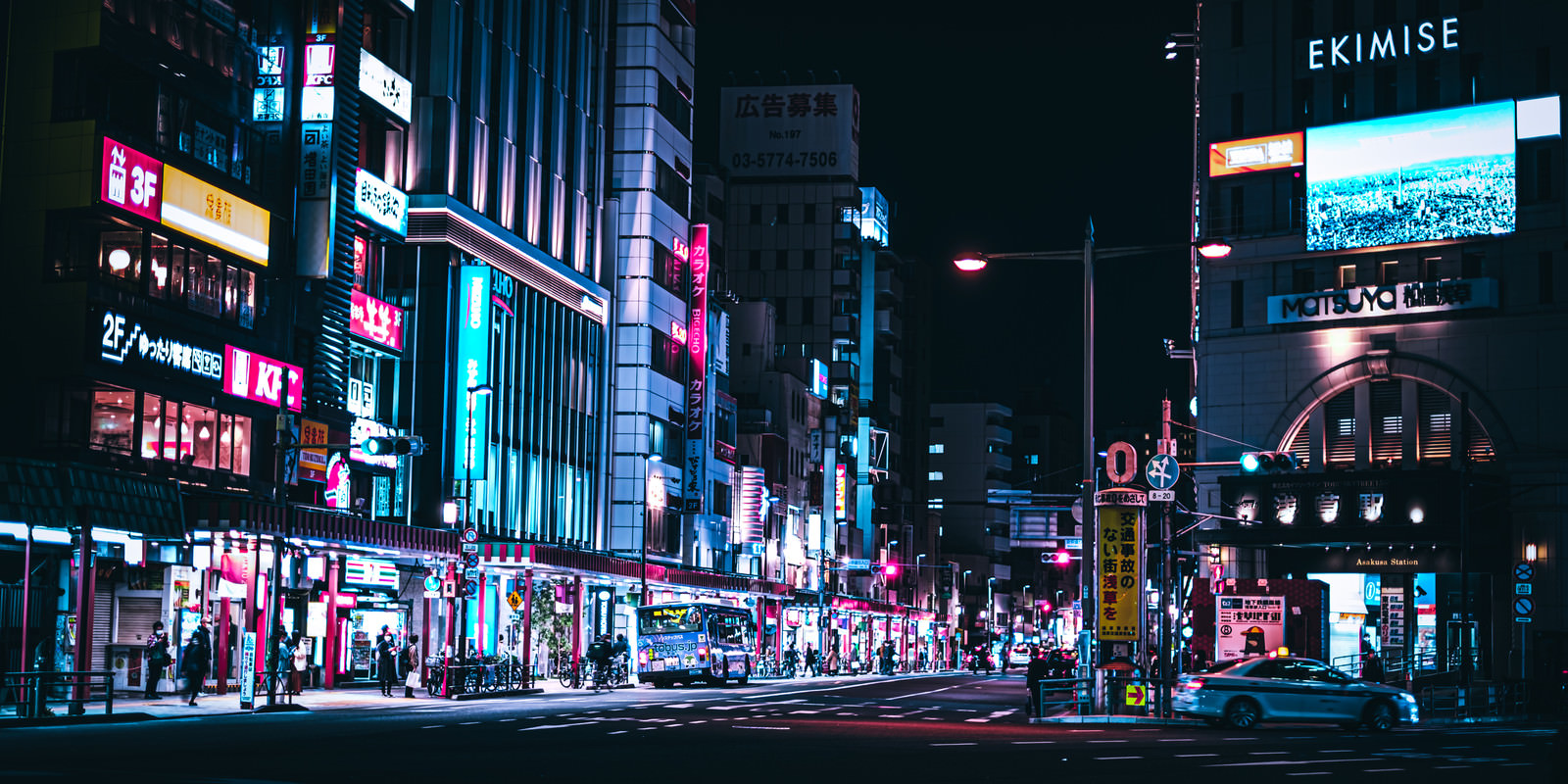 夜の浅草の街並みとネオンの写真素材 ぱくたそ