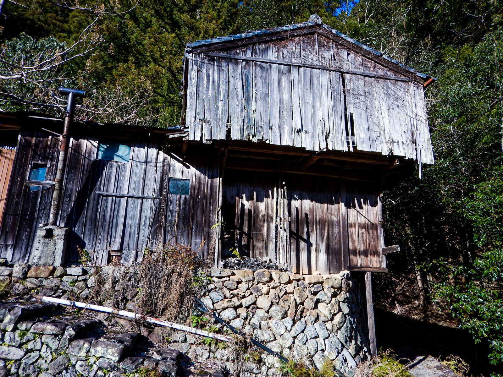 倒壊寸前の廃屋の写真素材 ぱくたそ