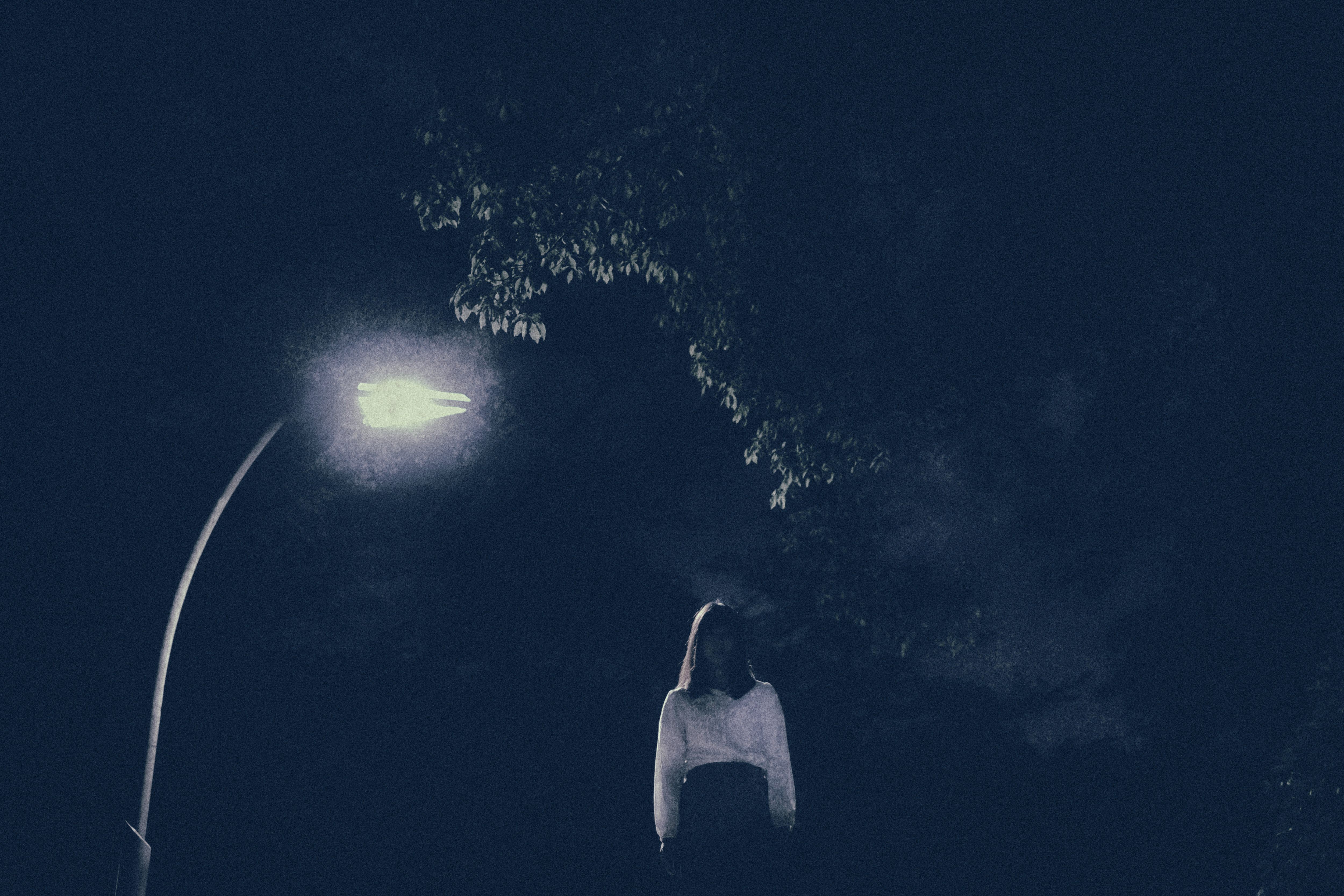 深夜 彼女に別れ話をしたら階段から突き落とされたの写真素材 ぱくたそ