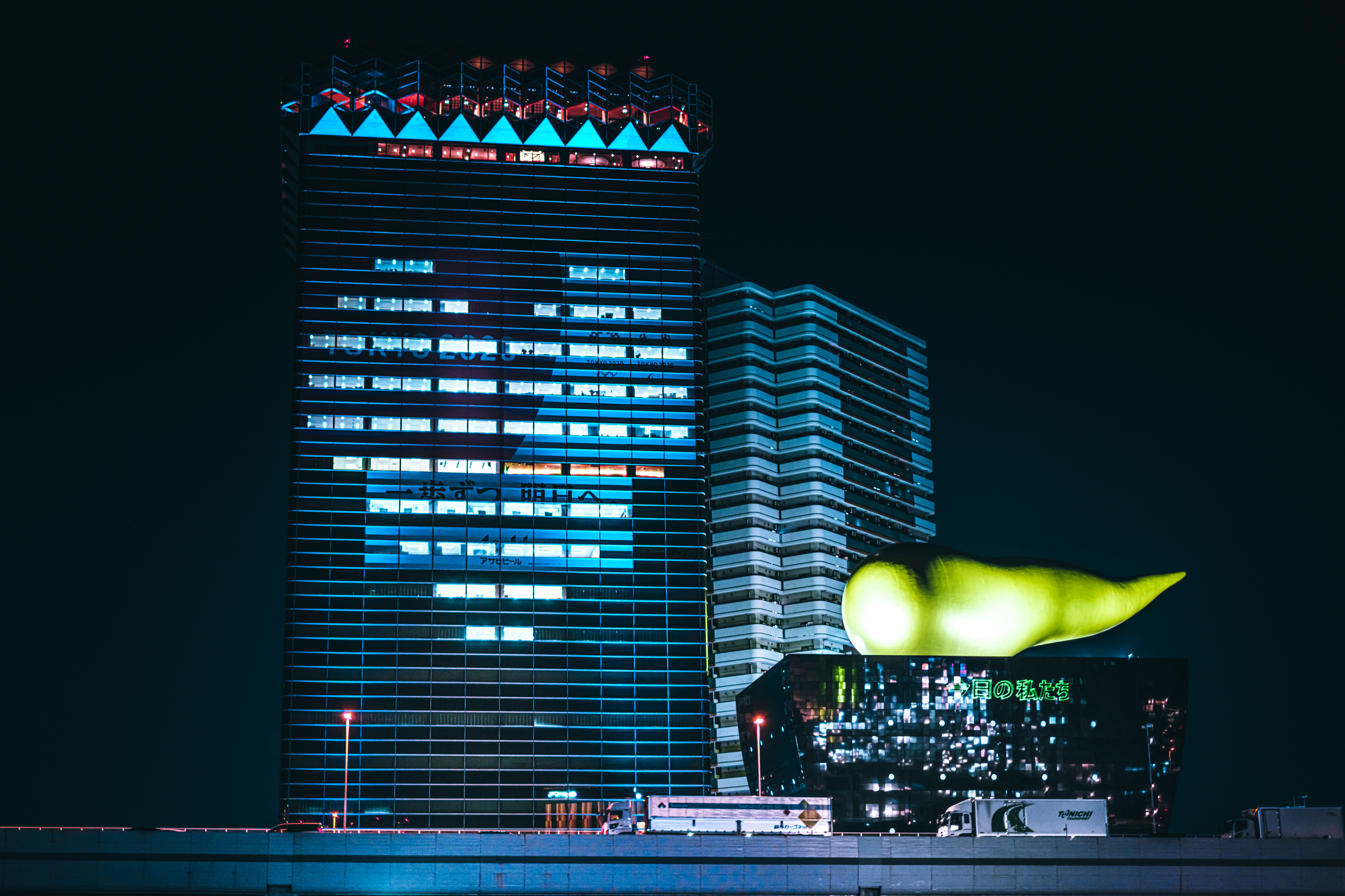 ライトアップされたハートの窓明かりとスーパードライホールのシンボルの写真素材 ぱくたそ