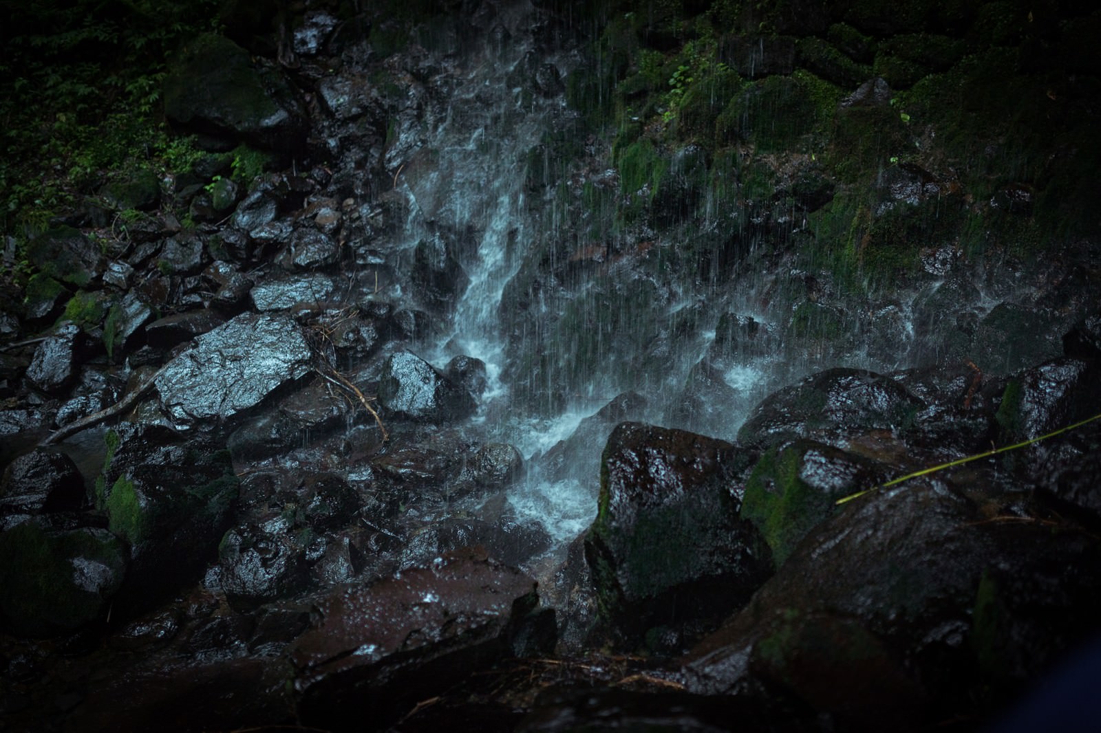 岩井滝の水が滴る岩場の写真 画像 を無料ダウンロード フリー素材のぱくたそ 岩井滝の水が滴る岩場の写真 画像 を無料ダウンロード フリー素材のぱくたそ