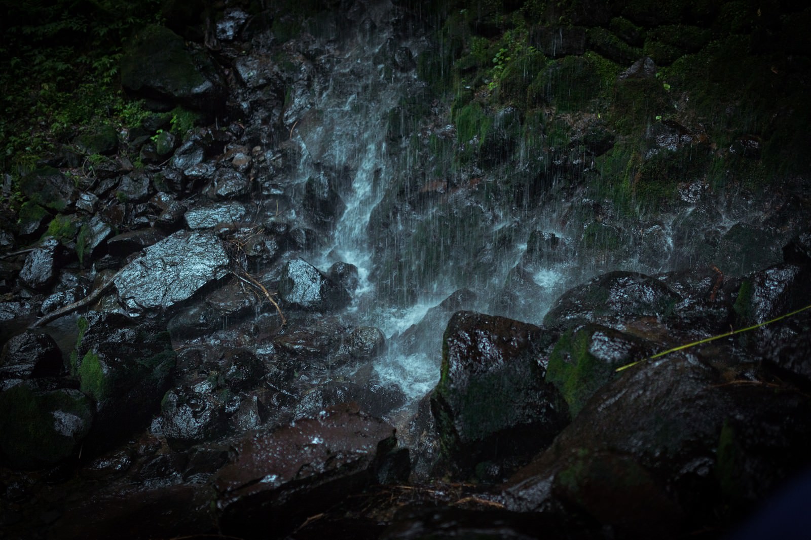 岩井滝の水が滴る岩場の写真 画像 を無料ダウンロード フリー素材のぱくたそ