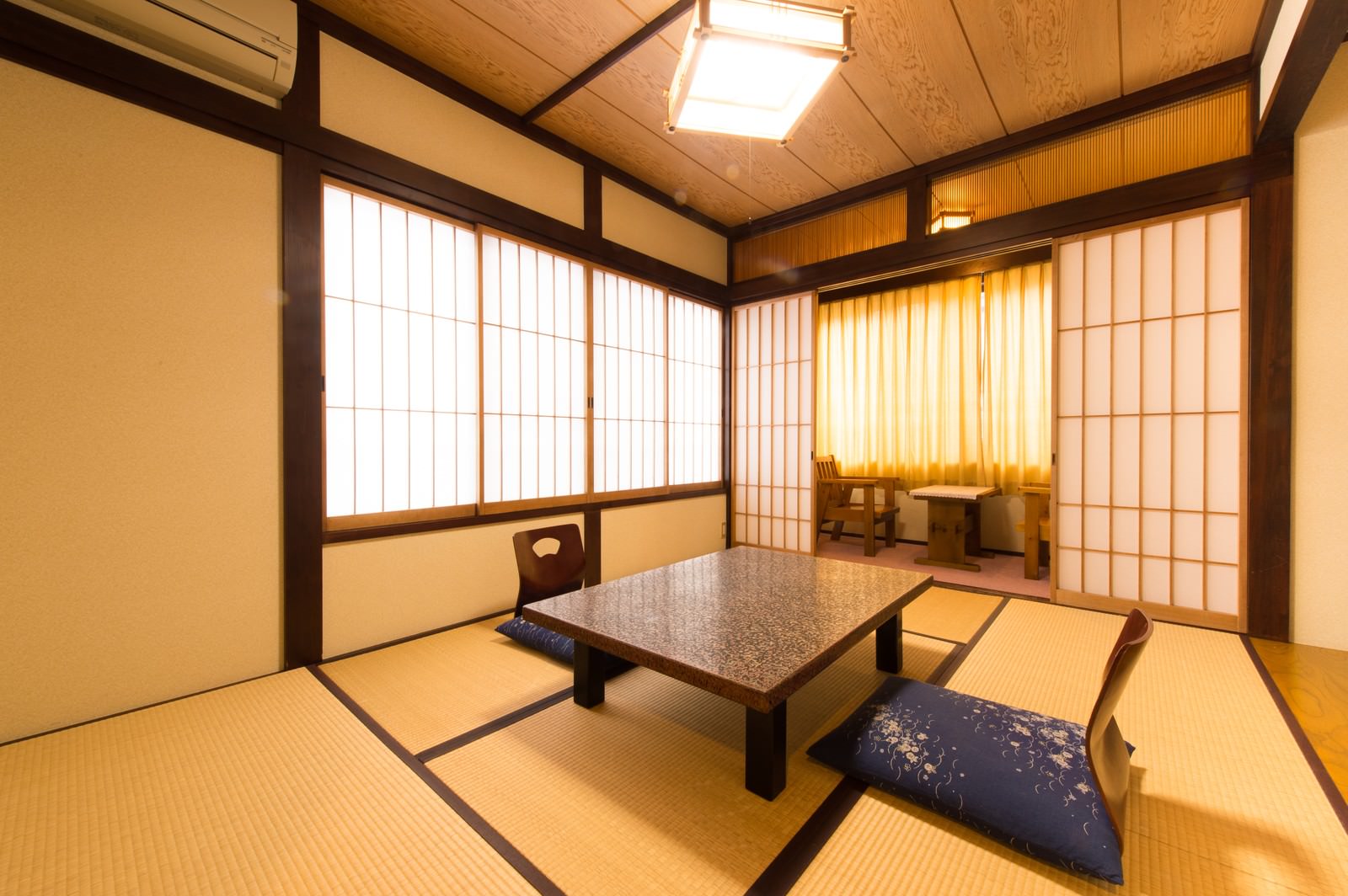 「和室の客室（協力：お宿・栄太郎） | ぱくたそフリー素材」の写真