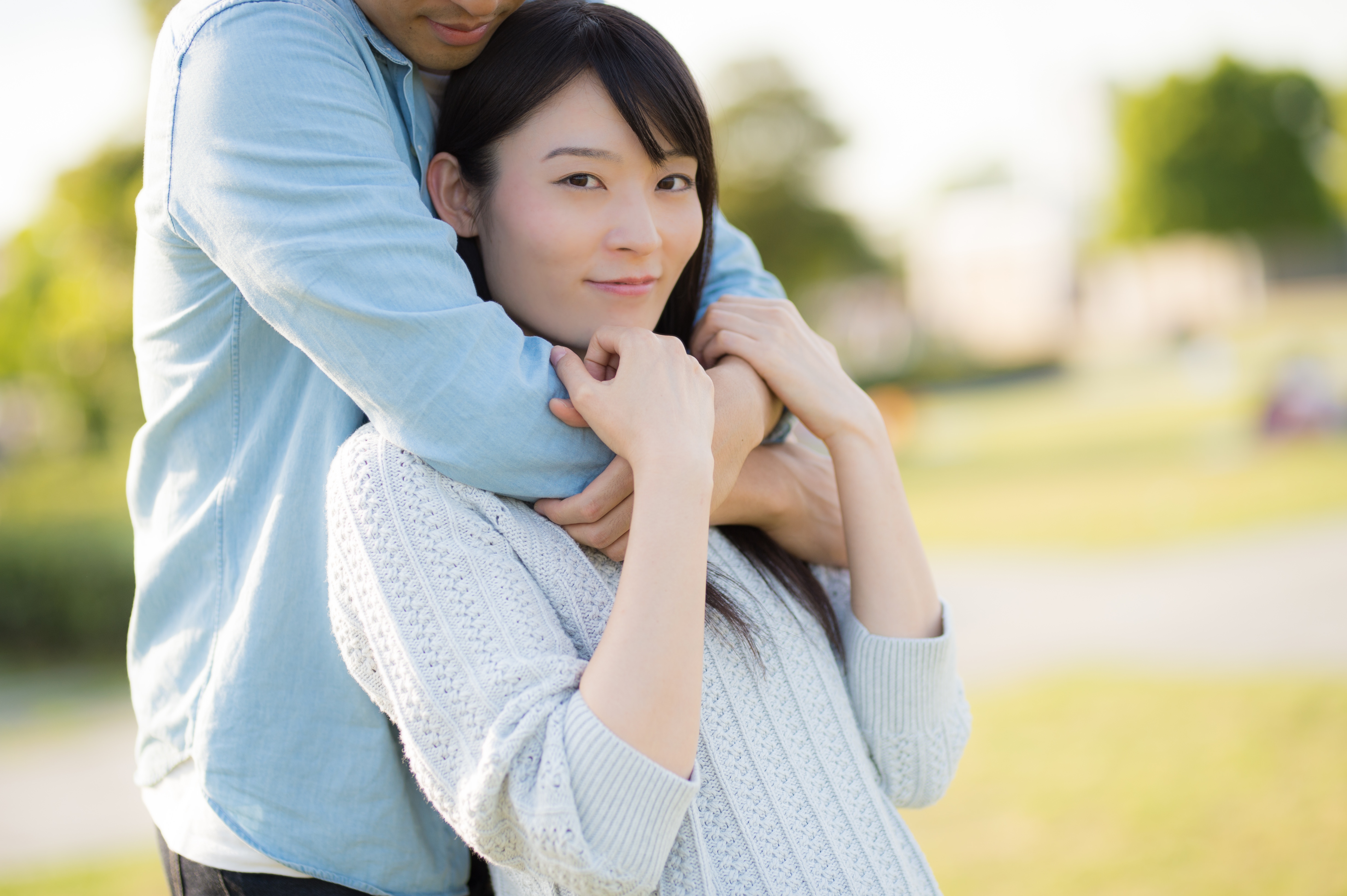 女子が胸キュンする 後ろからギュッ の写真素材 ぱくたそ