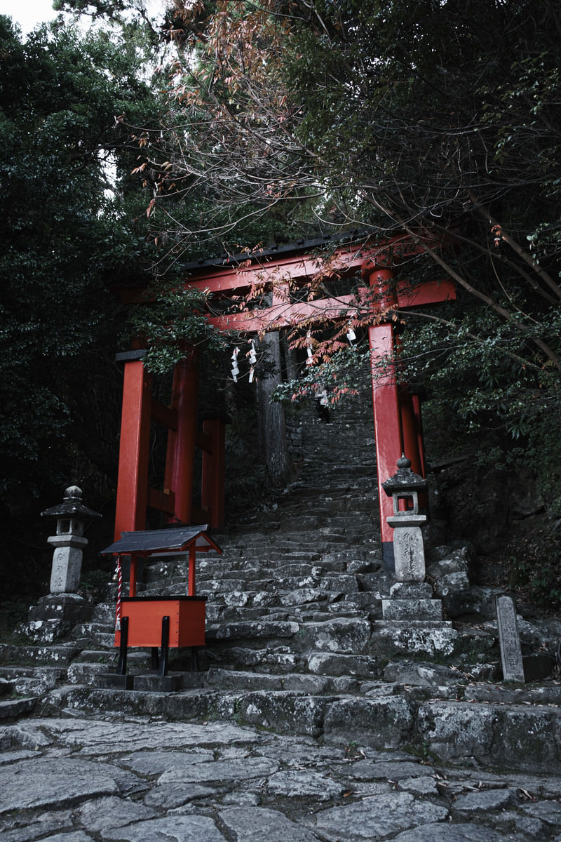 急勾配の石段と神倉神社の鳥居 和歌山県新宮市 の写真素材 ぱくたそ