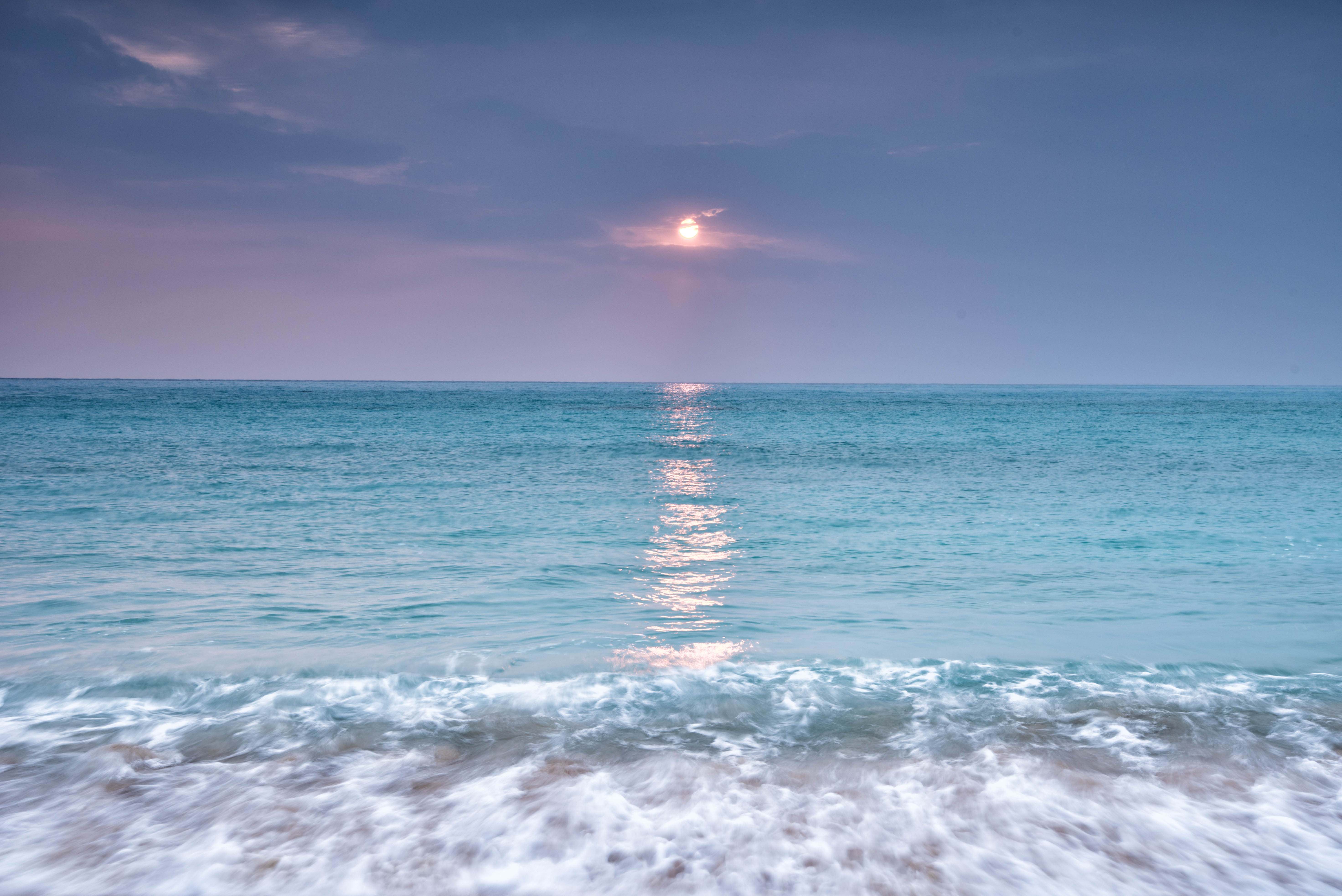 青い海に映える太陽の写真を無料ダウンロード フリー素材 ぱくたそ