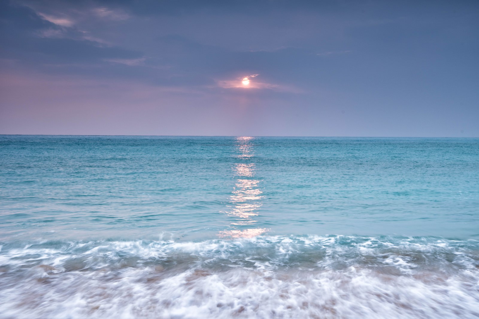 青い海に映える太陽の写真を無料ダウンロード フリー素材 ぱくたそ