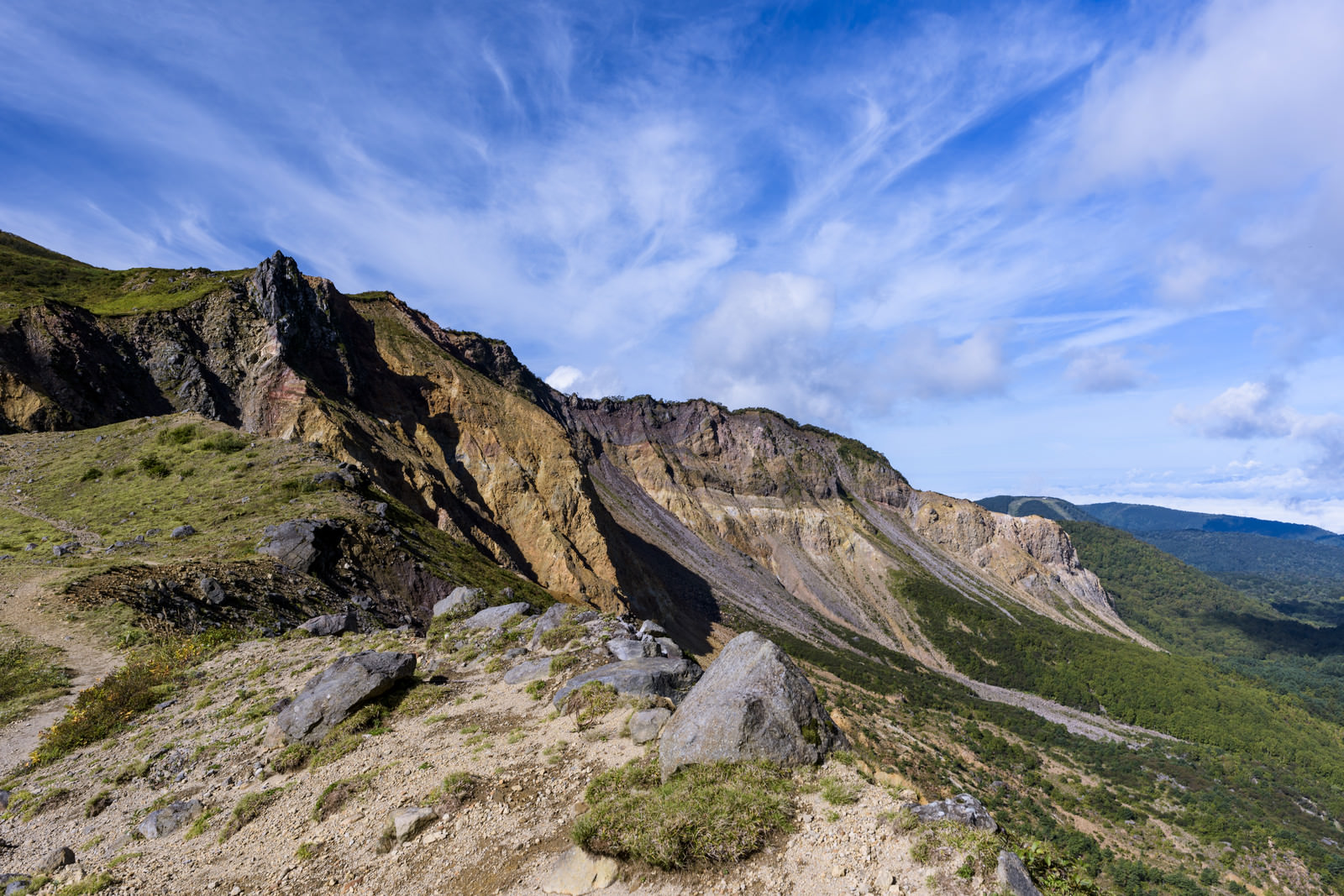 雲が飛び交う磐梯山稜線の写真素材 ぱくたそ