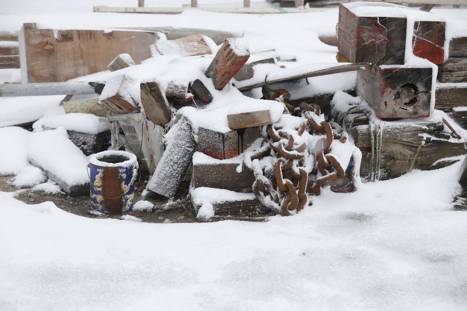 錆び付いた鎖と廃材に積もる雪の写真を無料ダウンロード フリー素材 ぱくたそ