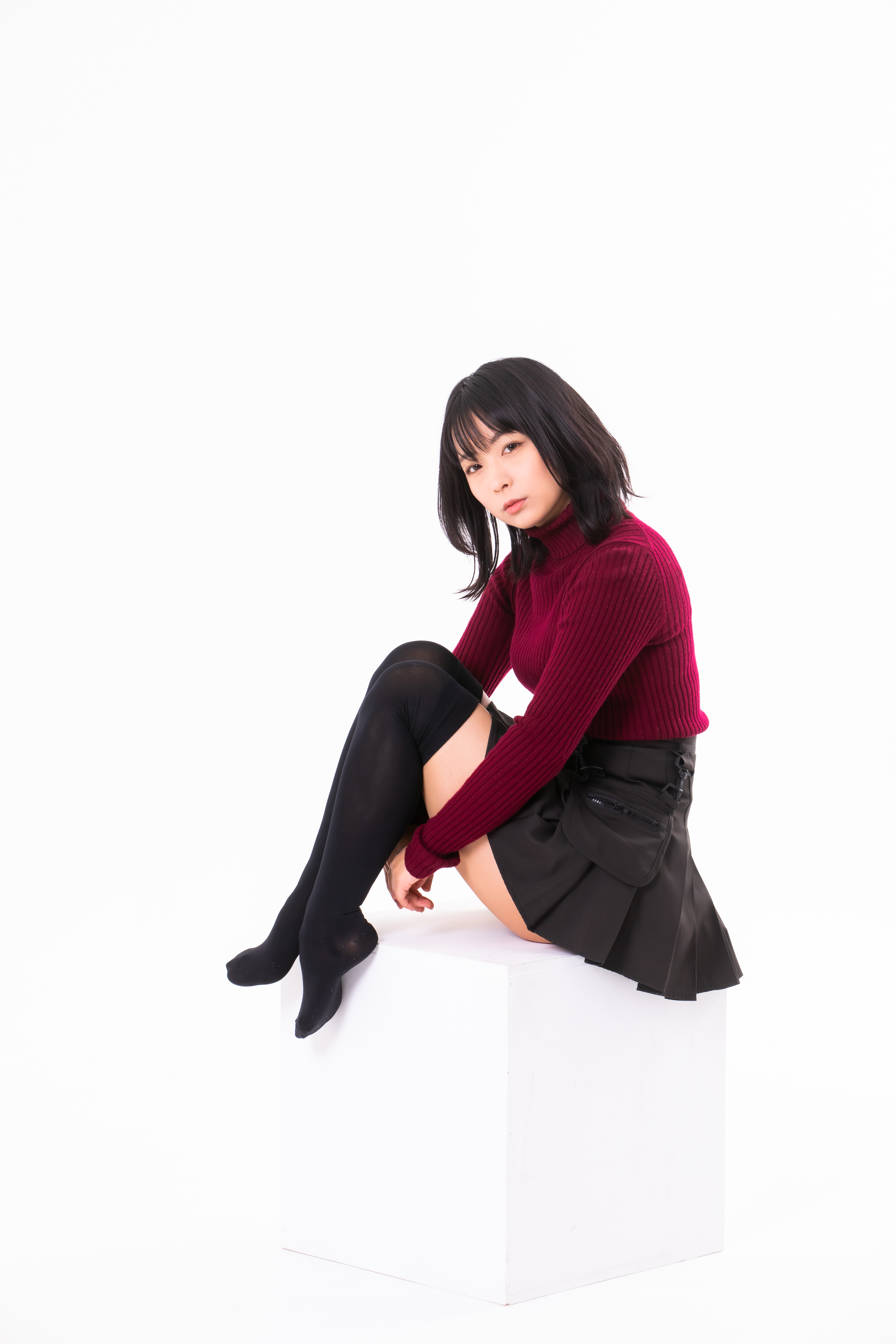 座って小山座りの女性のフリー素材 ぱくたそ